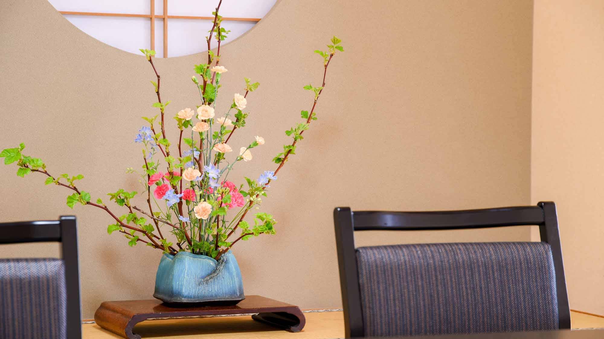 *[Guest room/Japanese-style room 13 tatami mats + 8 tatami mats (Room 101)] Flowers decorate the hotel and guest rooms. Enjoy the colors of the four seasons.