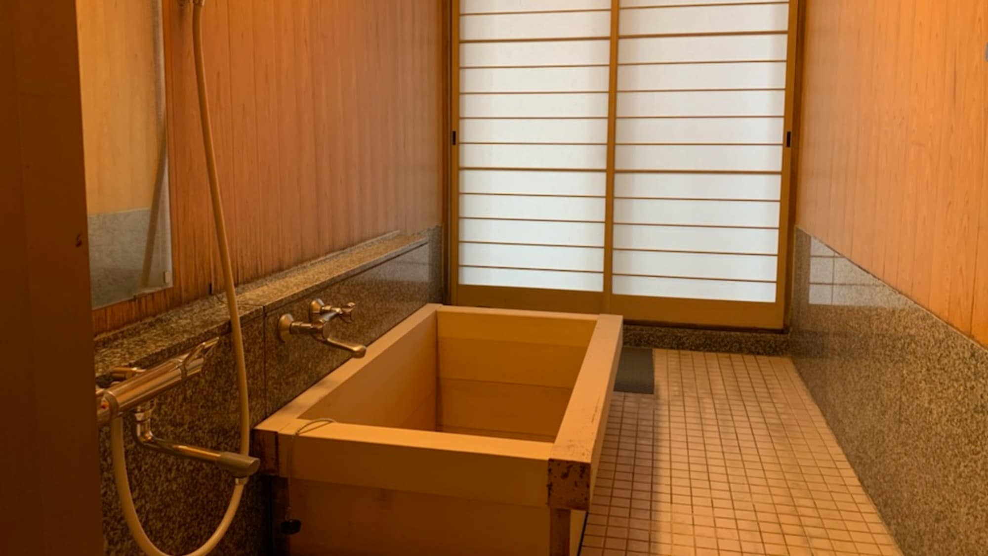 [ห้องสไตล์ญี่ปุ่นพร้อมห้องอาบน้ำแบบเปิดโล่ง] 2 ห้องต่อเนื่อง / 12 เสื่อทาทามิ + 6 เสื่อทาทามิ ห้องปลอดบุหรี่