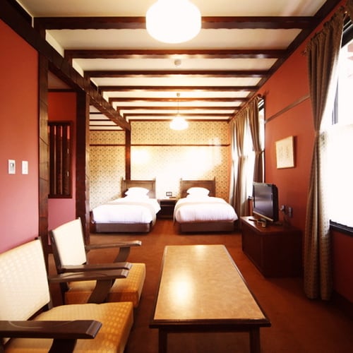 [Guest Room/Superior Twin] A modern guest room with a touch of exoticism and chic space
