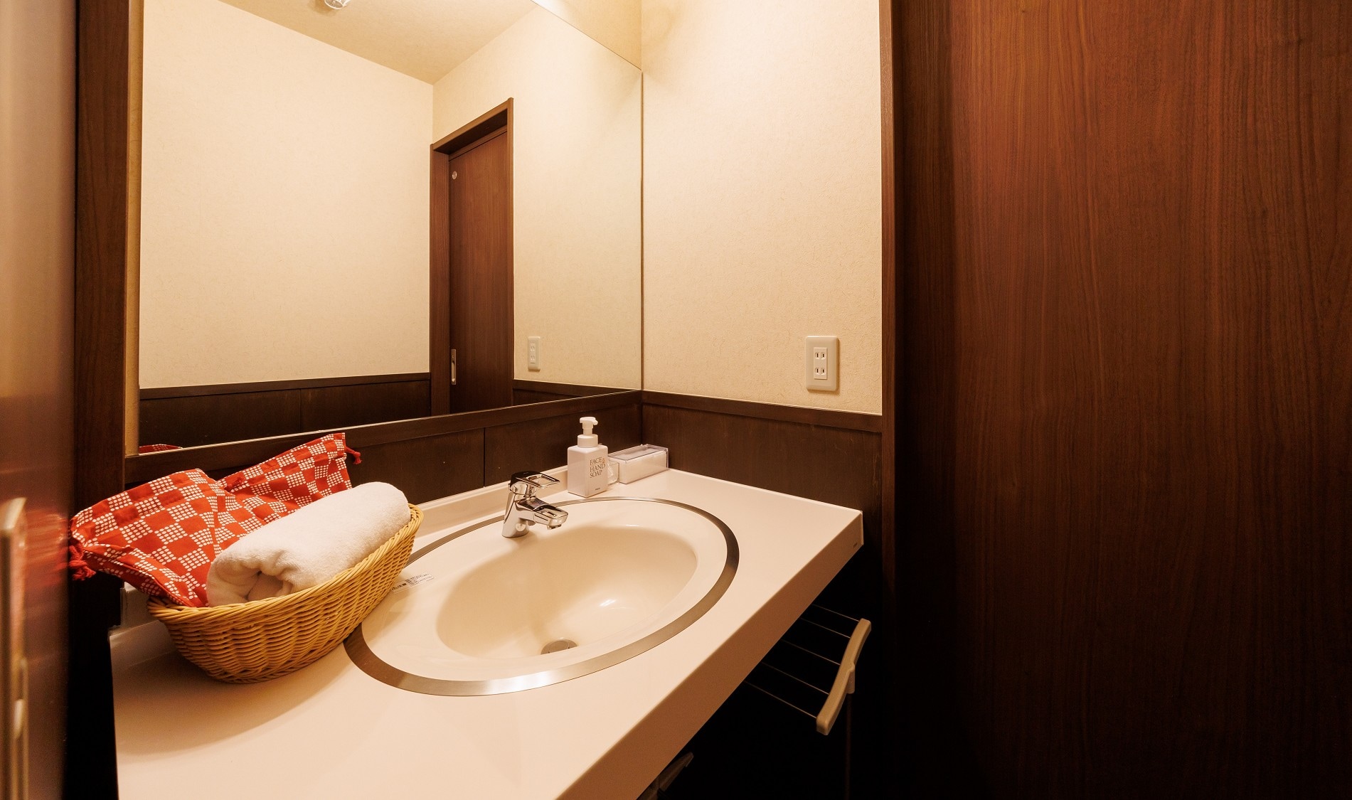 ■ [Satsuki] Main building Japanese-style room, 8 tatami mats / Overlooking the atmospheric Suwa Taisha Shrine