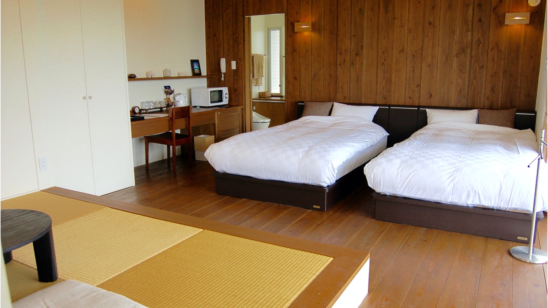Sisi tempat tidur kamar kosong (kamar Jepang dan Barat)