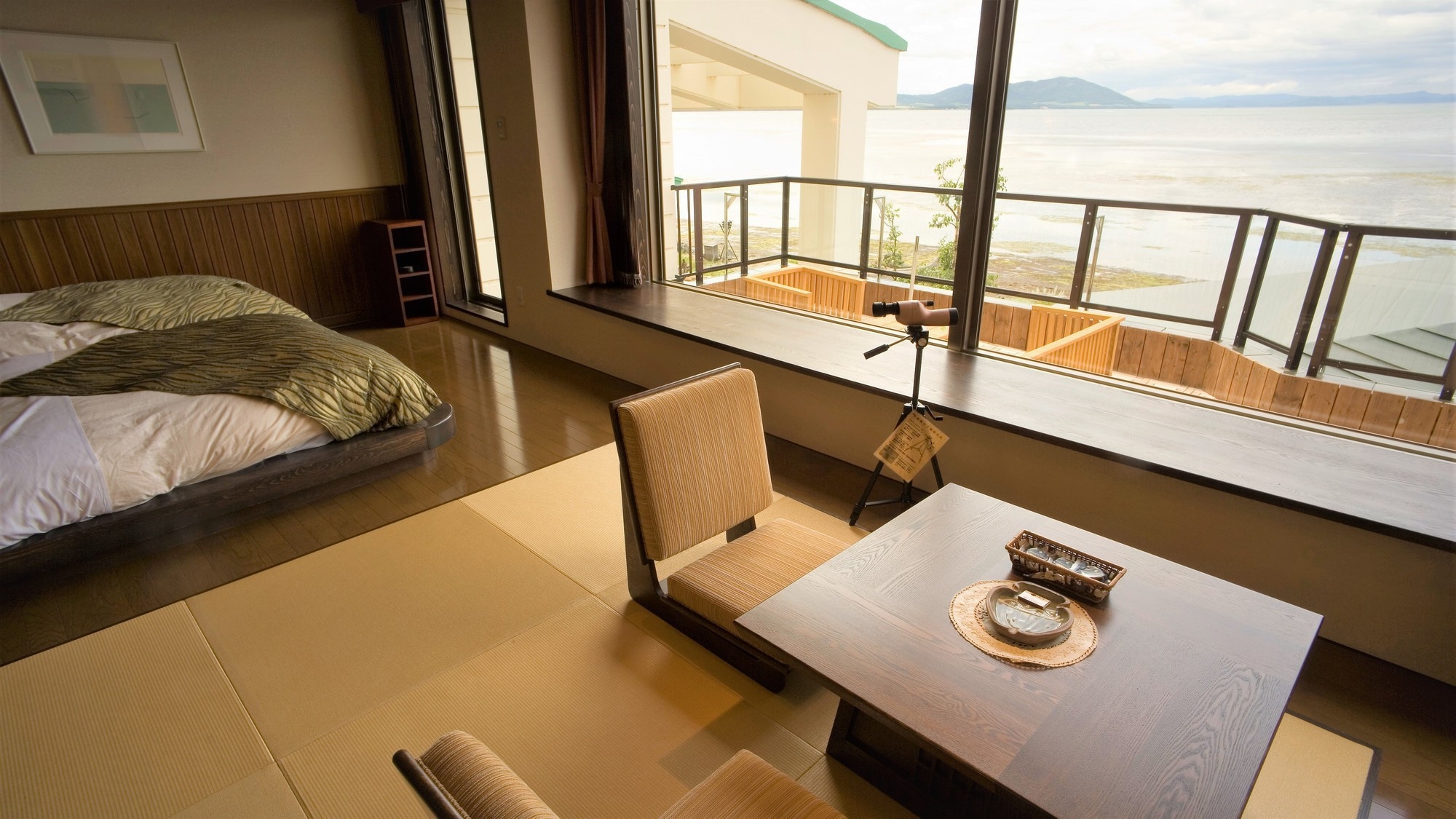 【湖边&日落侧】日式西式房间（带阳台）/大窗户遮住一面墙，看起来像一幅画！ （以客房为例）