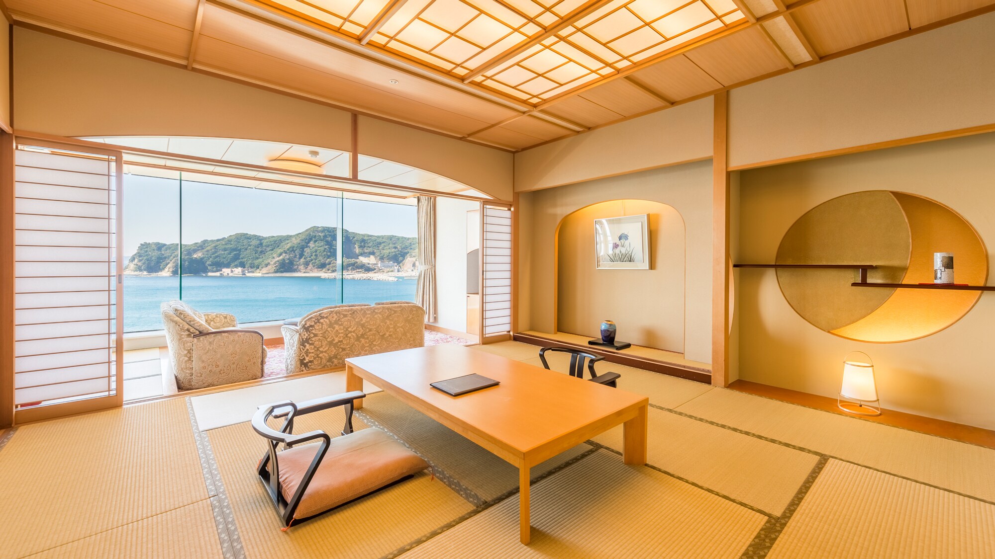 *[Kagetsutei Special Room] A reception set is provided by the window.