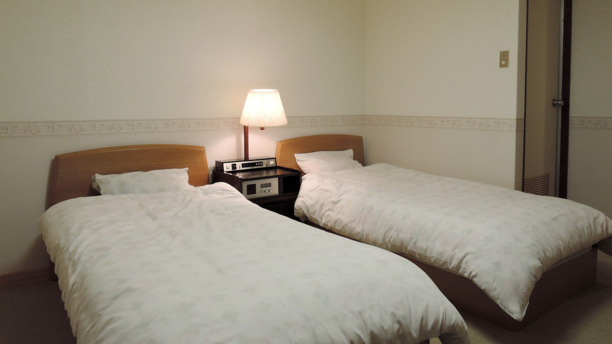 * [Western-style twin room] Equipped with a TV, telephone, heating and a unit bath