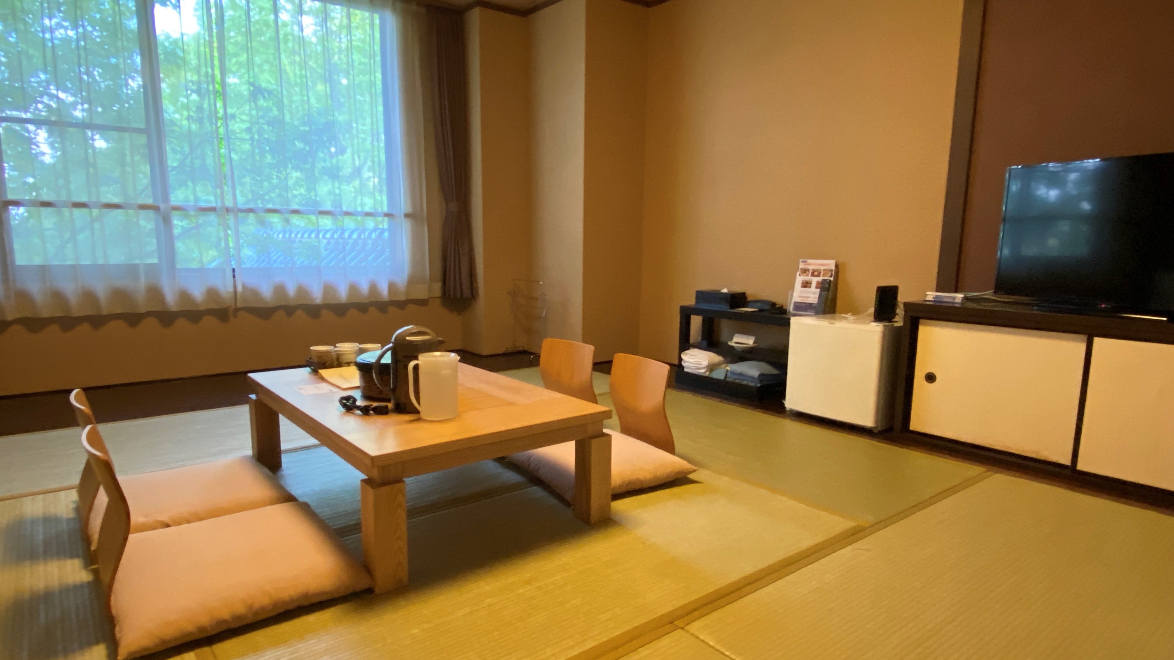 Kamar bergaya Jepang 8 tikar tatami dapat menampung hingga 4 orang dewasa