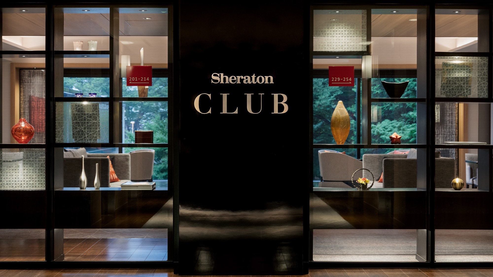 Anda bebas menikmati minuman dan makanan ringan di Sheraton Club Lounge.