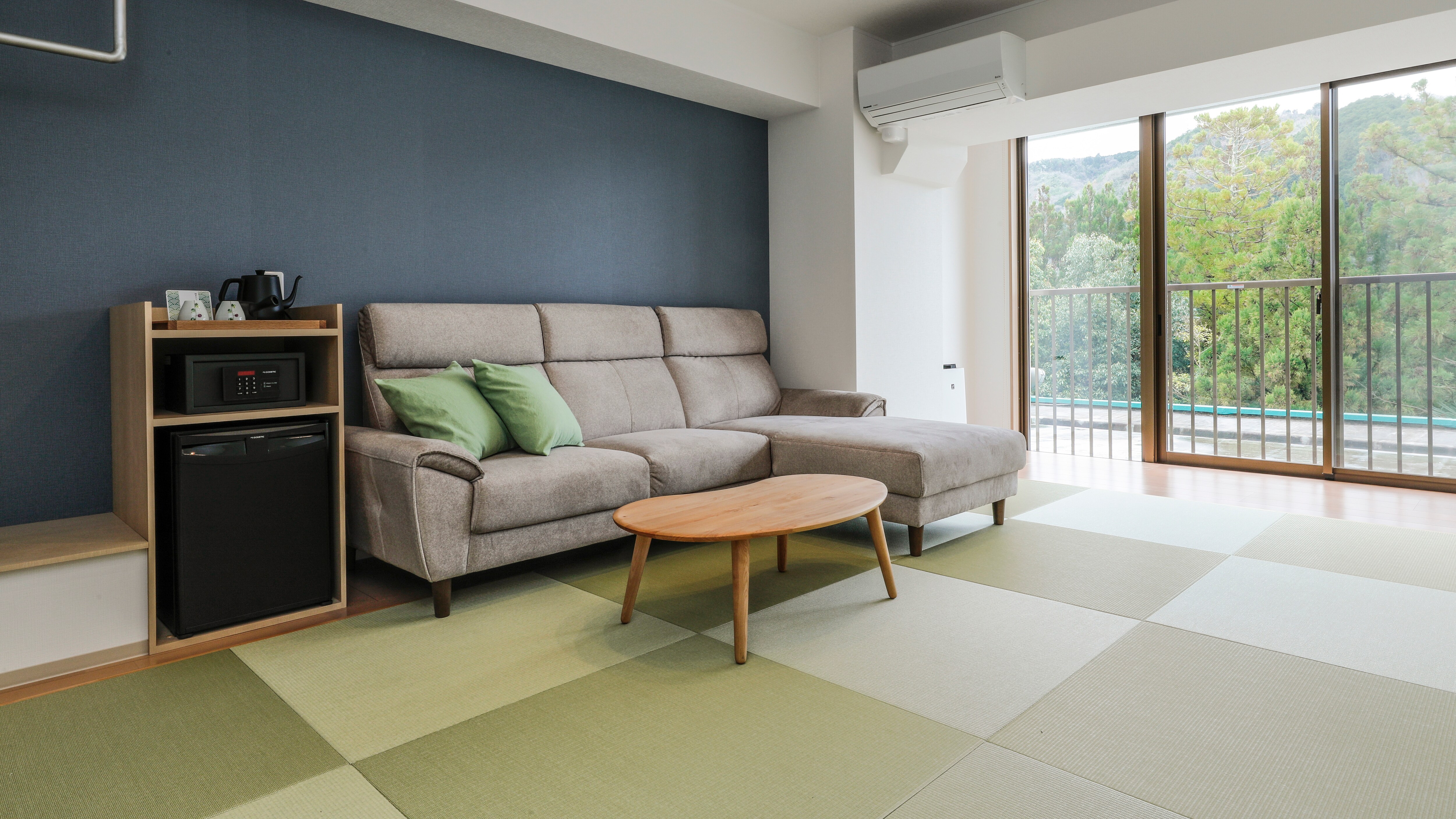 **Open-air bath guest room [Koman] Living room with spacious and comfortable sofa*