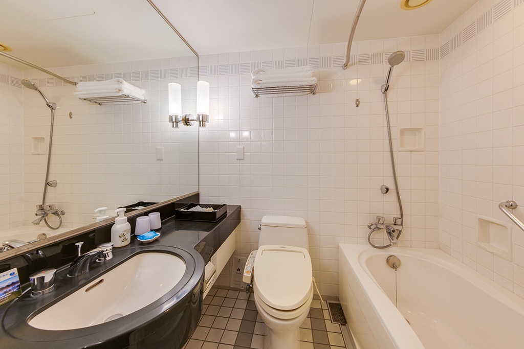 Unit bath (queen room)