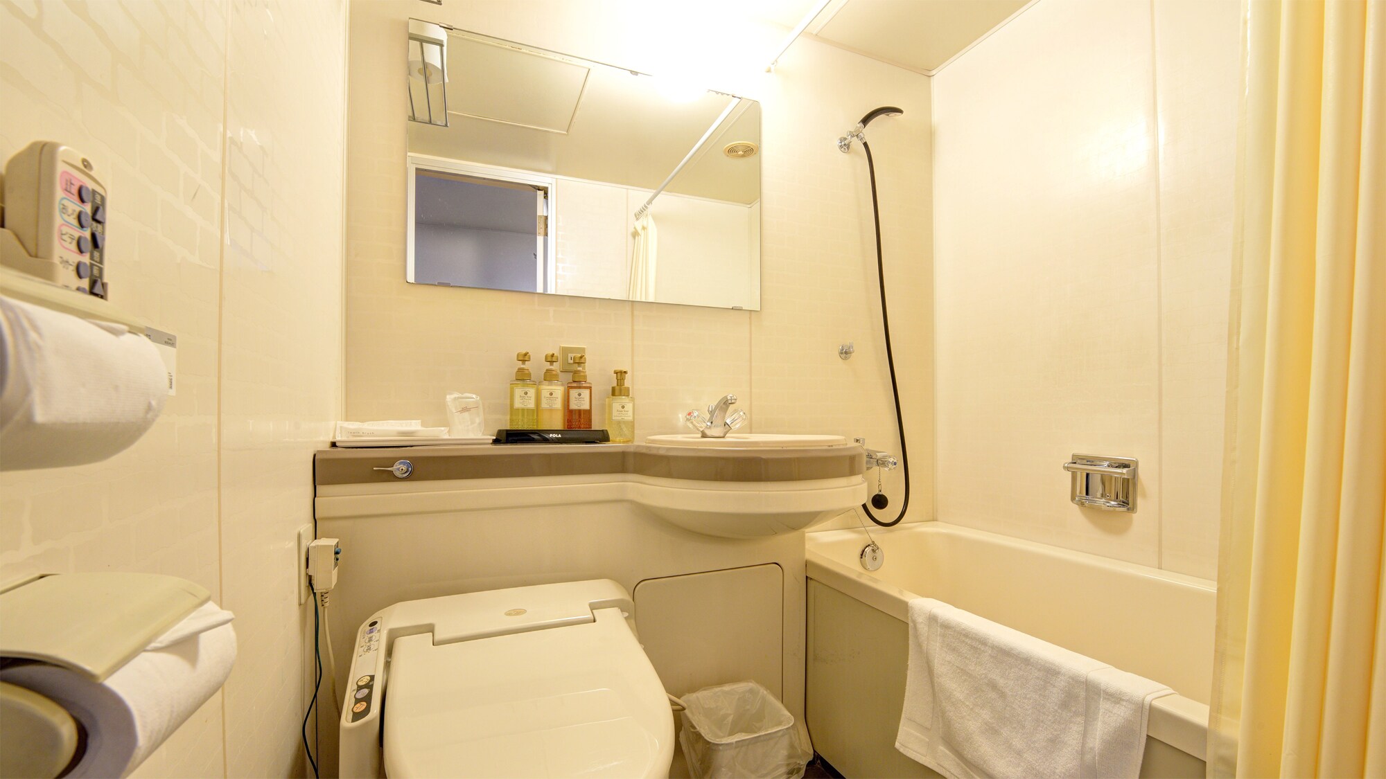 *≪Example of a guest room [Single]≫ Amenities are also provided in the unit bath.