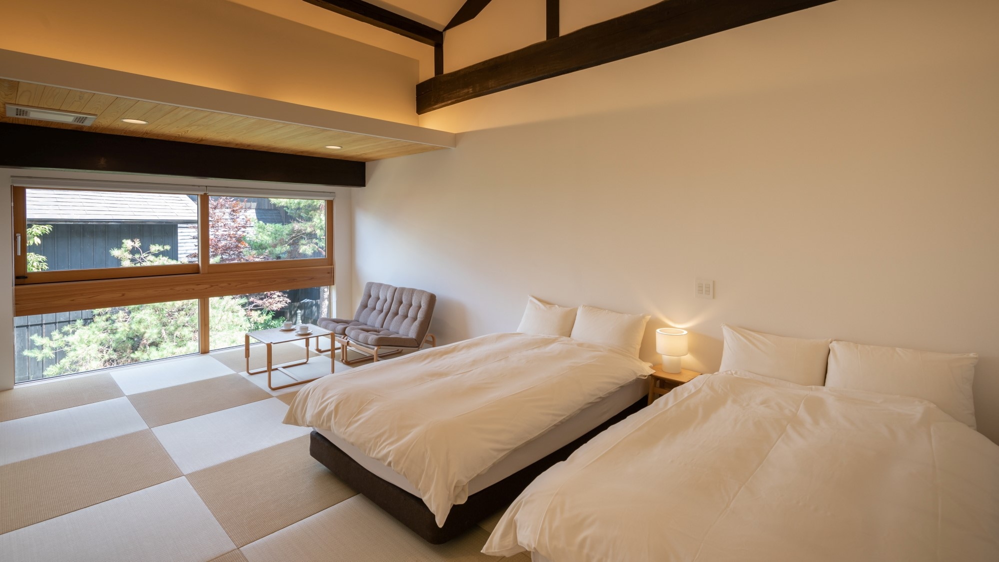 [KURA05] Renovation of the second floor of a large tatami room 300 years ago. A guest room that leaves a thick, black and bent hatchet beam
