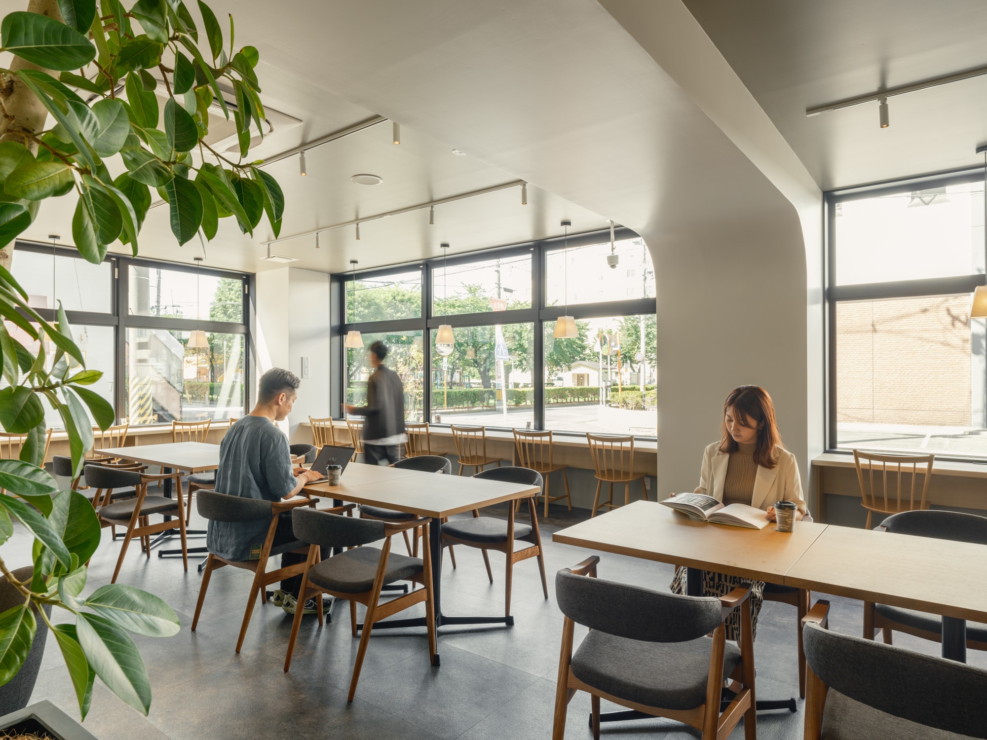 Lobby x lounge x co-working space x breakfast venue - Relax before or after checking in.