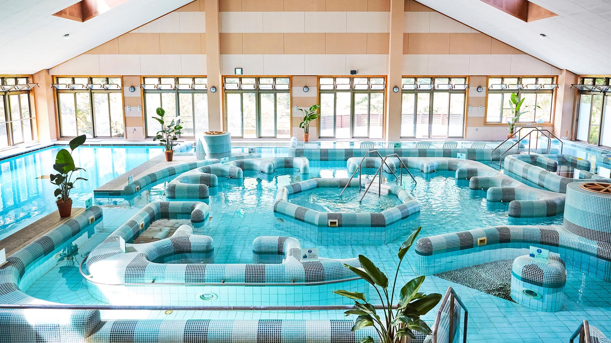 ・ [Pool] Relaxation spa where low-temperature hot spring water flows