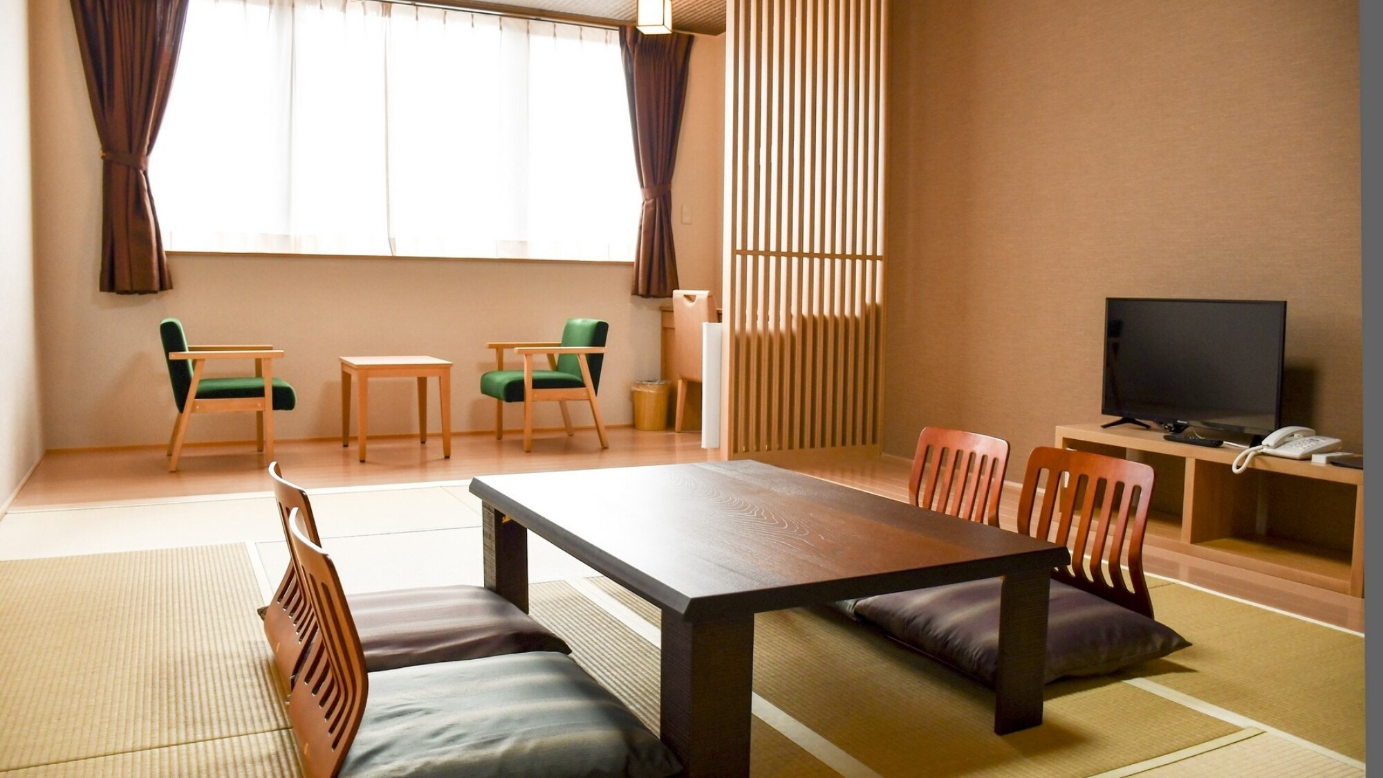 <Relax in this spacious Japanese-style room (12-15 tatami mats)> There is also a spacious veranda where you can enjoy the view.