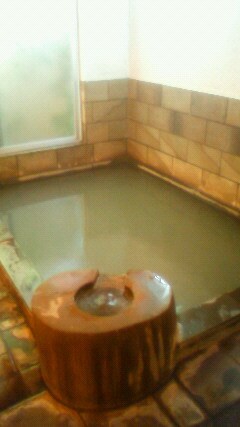 The hot spring source is one meter underground in the bathroom. Fresh hot spring water fills the bathtub in just a few seconds!