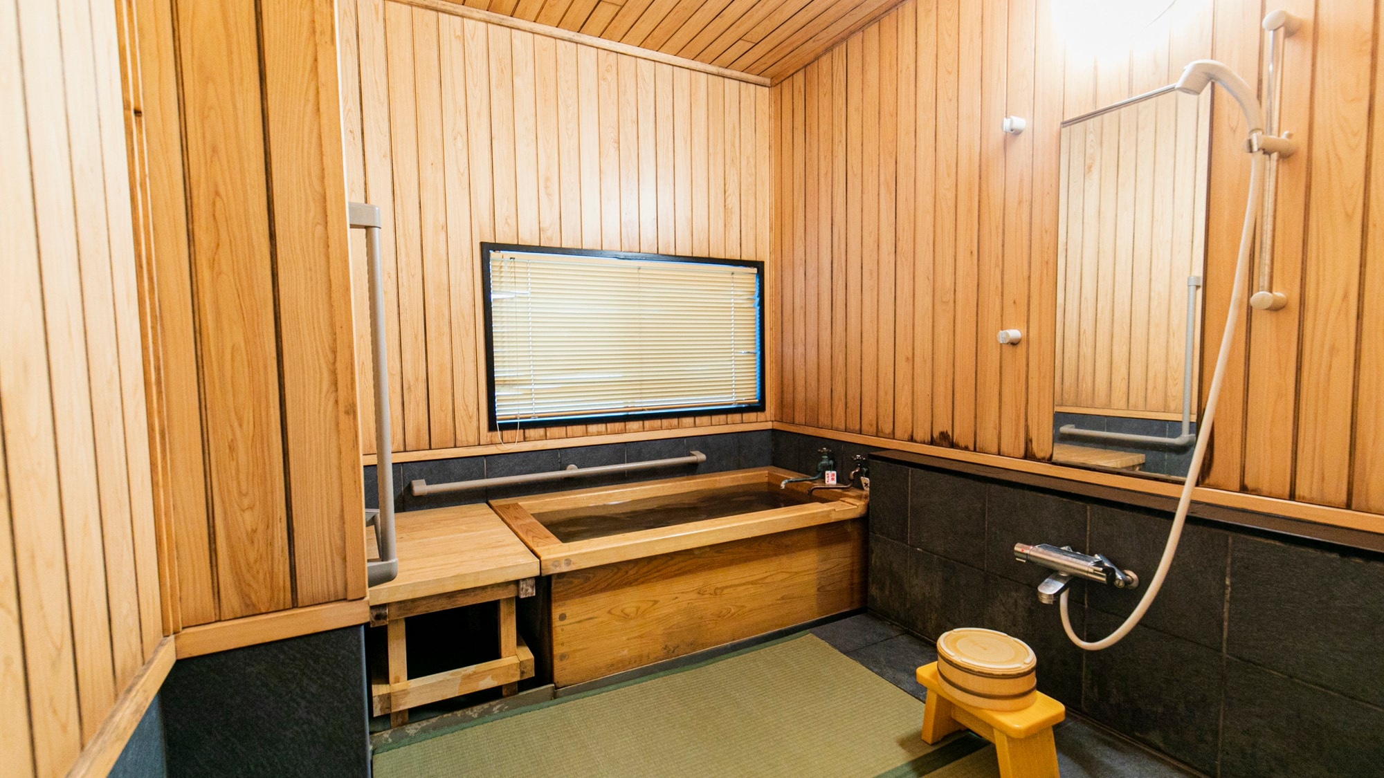 <With cypress indoor bath> Japanese-style room "Yunoka" / A guest room with an indoor bath with hot spring water.