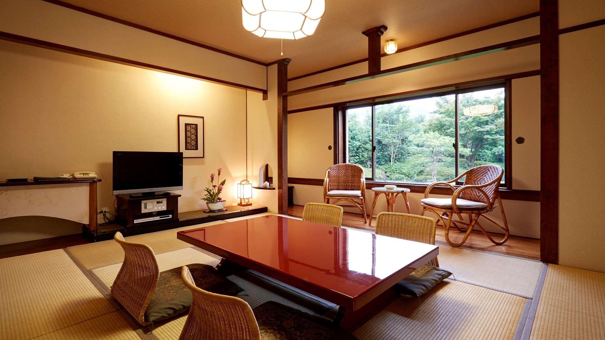 A quaint Japanese-style room recommended for families and groups
