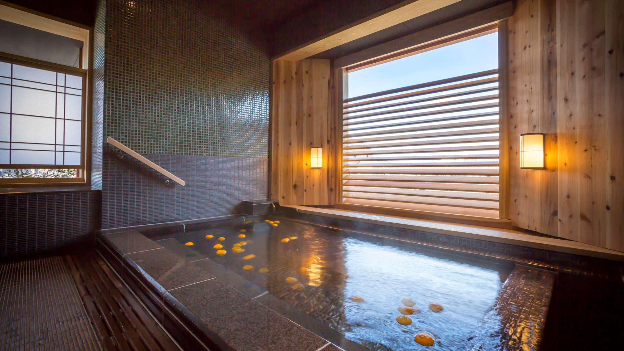 自家源泉「京都清水温泉」で季節の暦湯を愉しむ貸切風呂「蕩 八坂（tau-yasaka）」