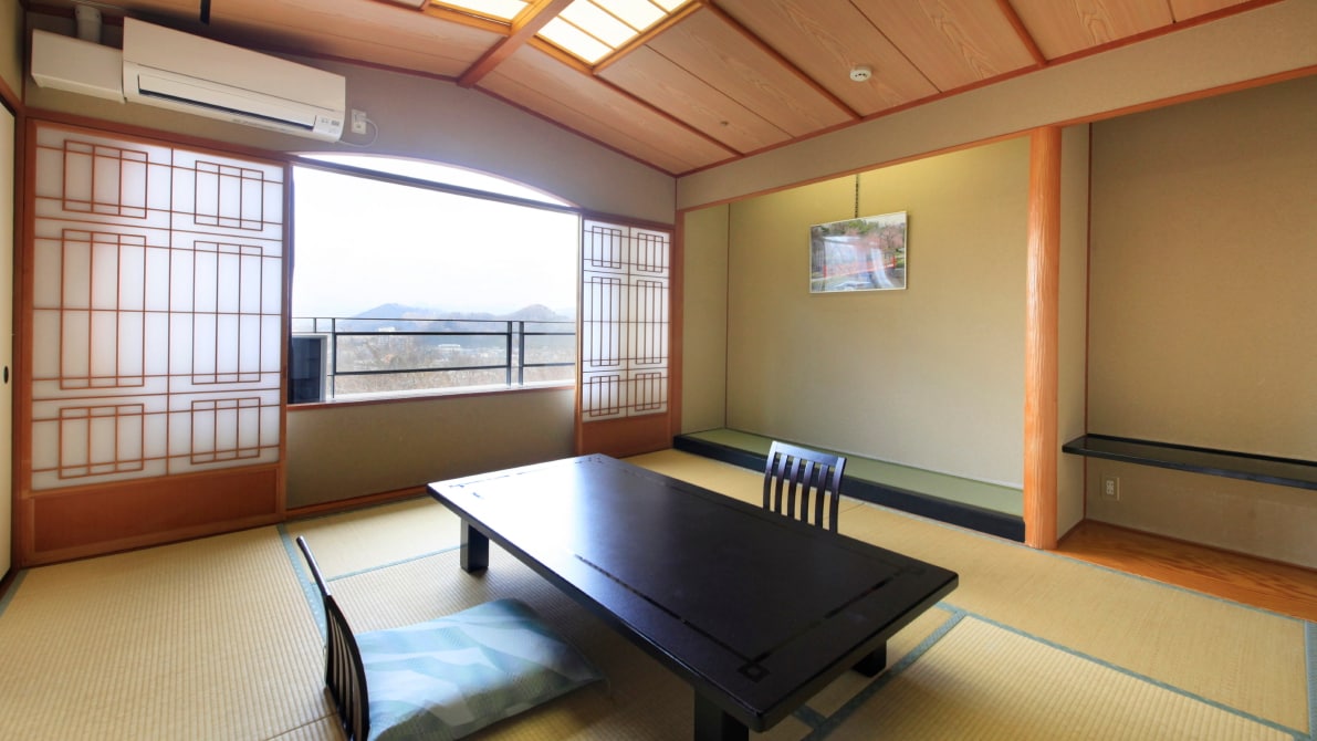 A standard Japanese-style room with a calm design of 10 tatami mats