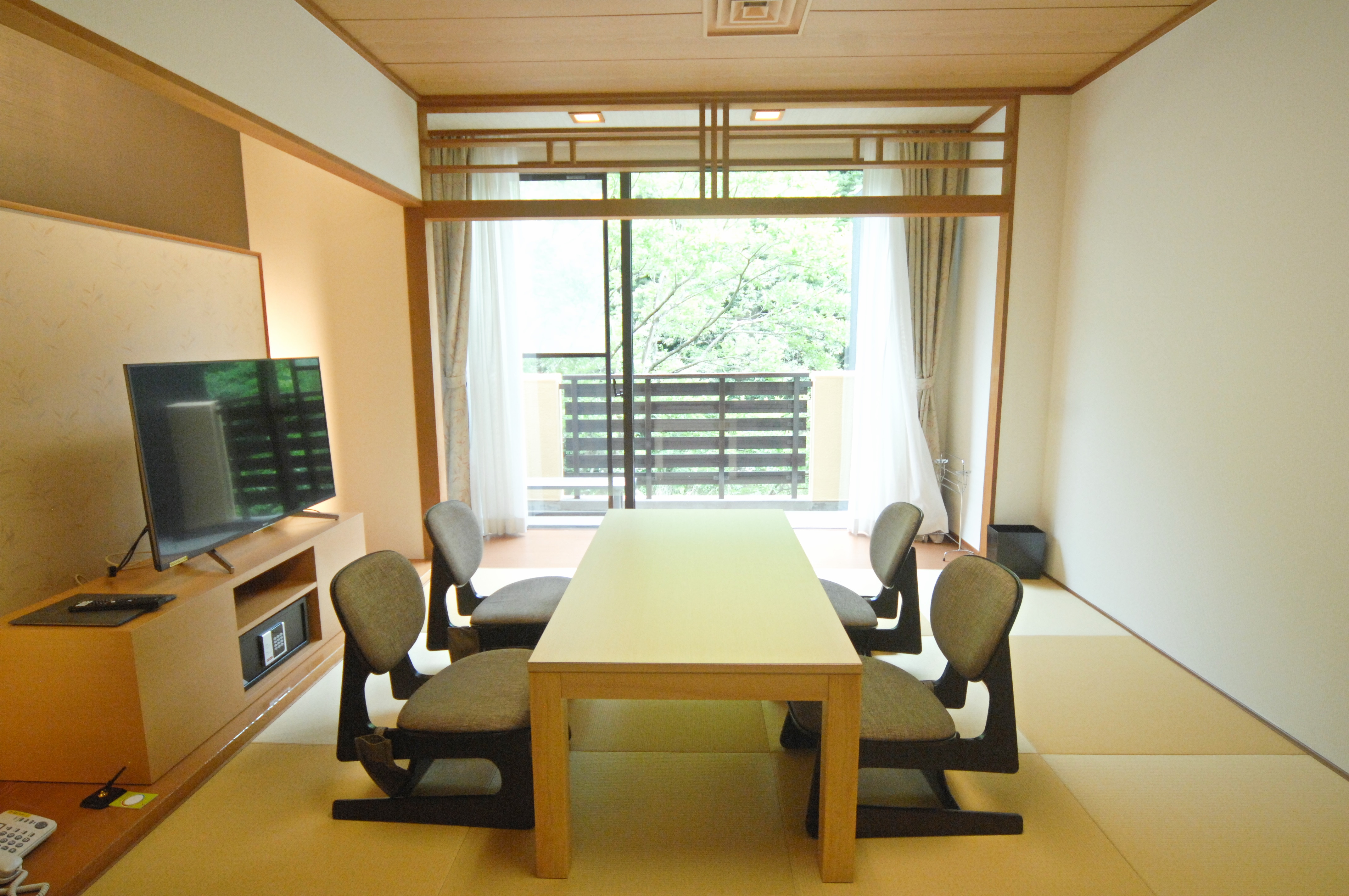 Japanese-style room (up to 4 people)