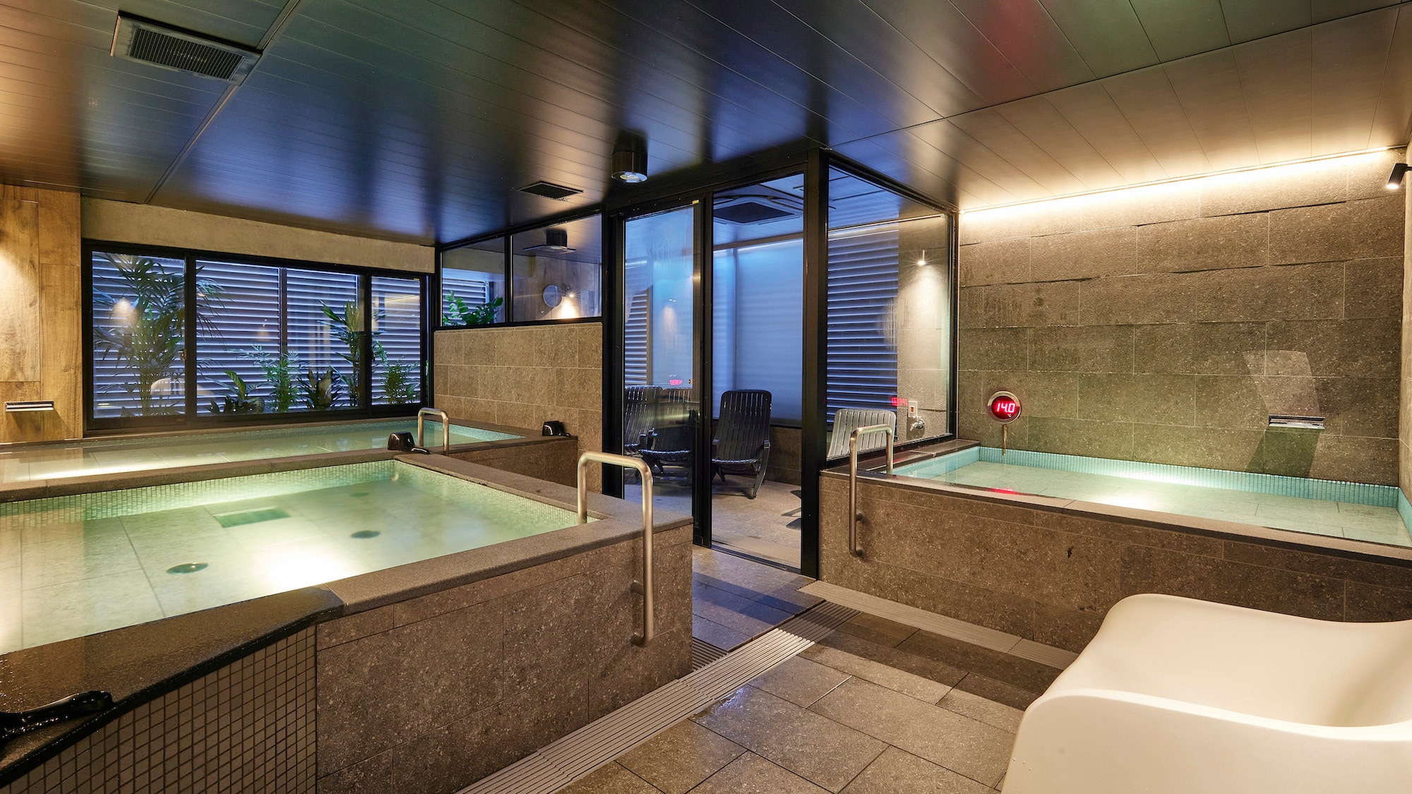 "Kawa no Yu" large public bath and sauna for men (business hours: 5:00-10:00/12:00-25:00) Day use available
