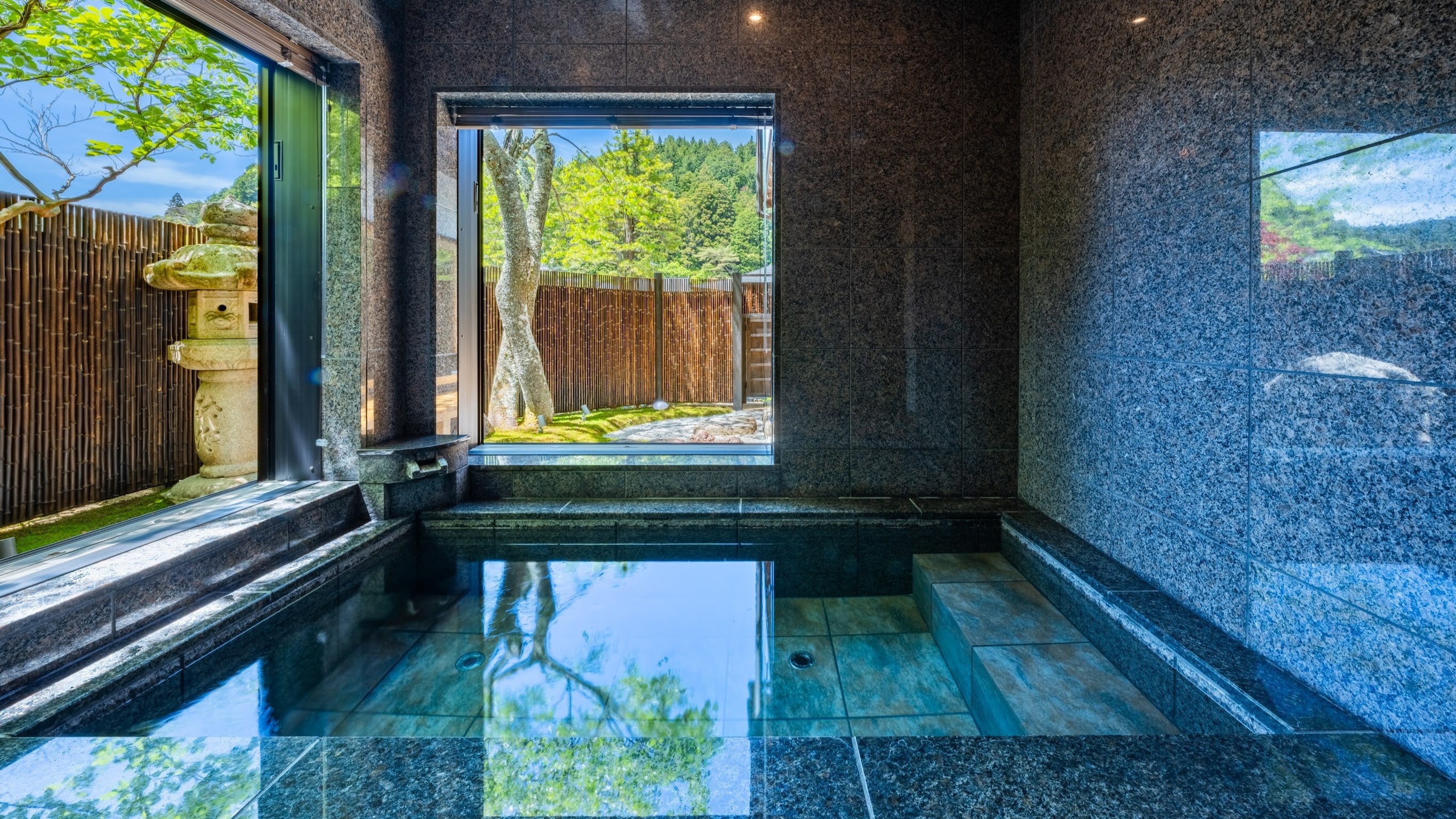 [Separate room: 60 square meters + 20 square meters with garden] Jr. Suite Kongo with semi-open-air bath