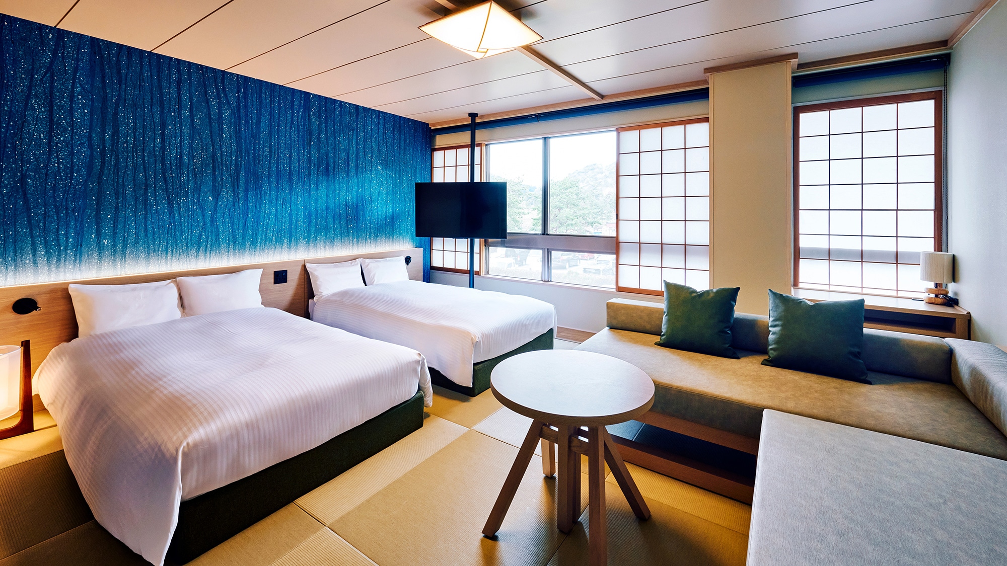 [Kobushi Ryokan] [Japanese-Western room] Tatami mats, bed and sofa add to the comfort.