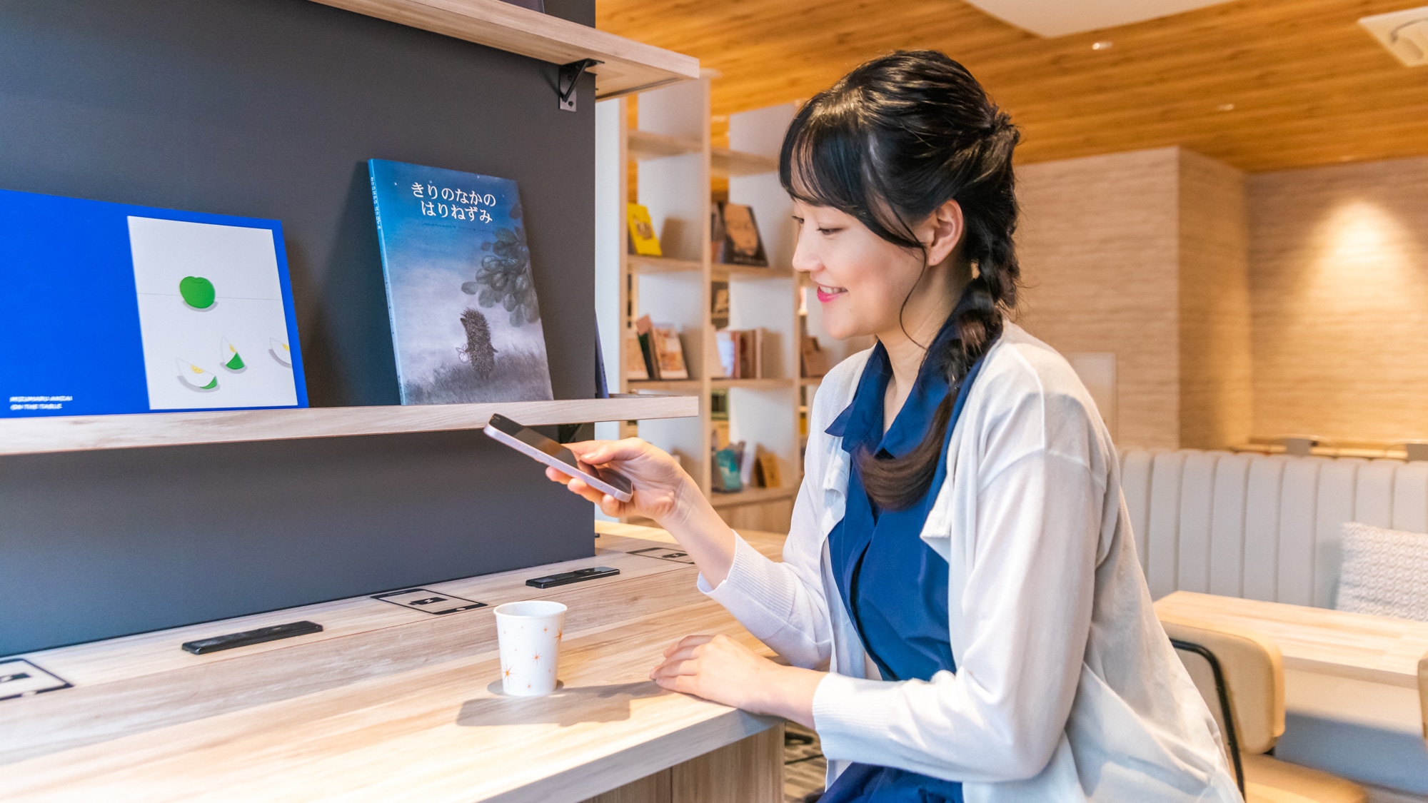 [Library Cafe] Free drinks and free Wi-Fi connection. Enjoy your time as you please.