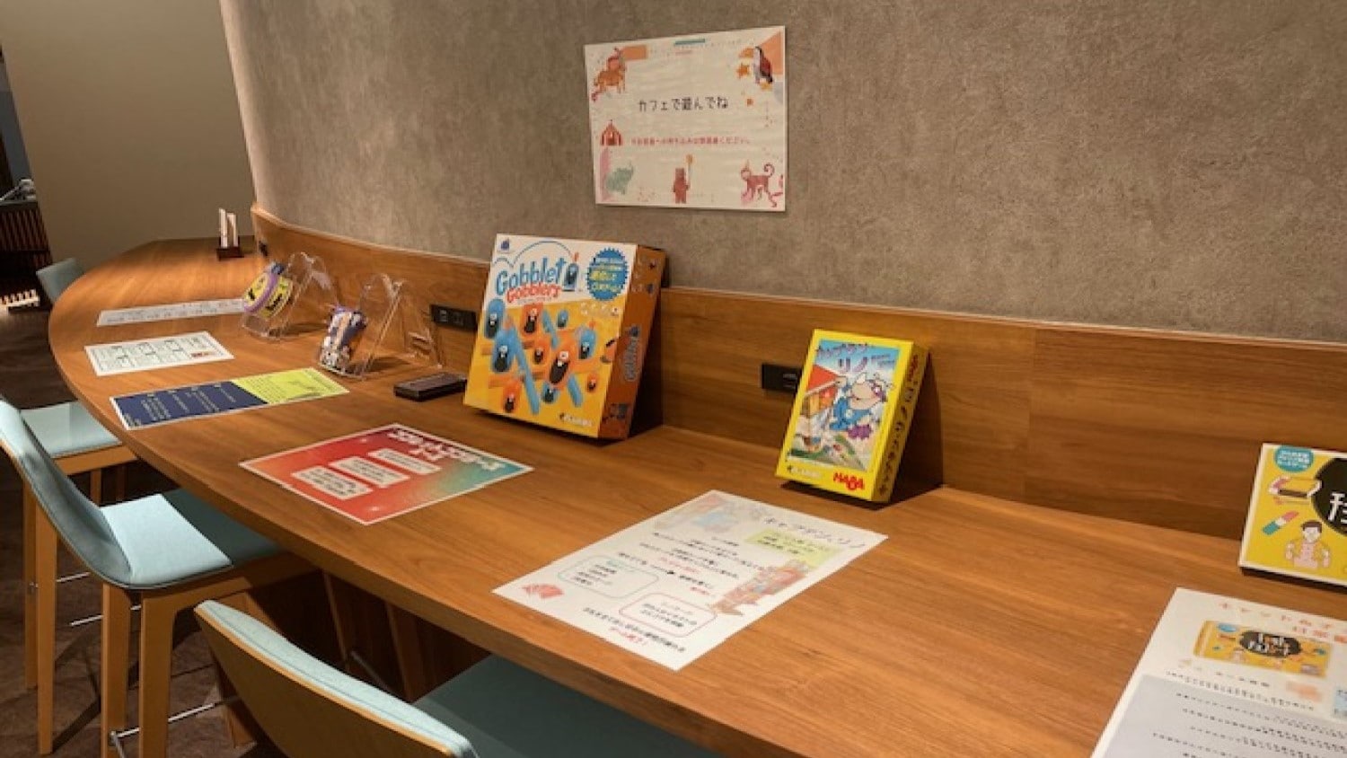 Night Cafe ■ Enjoy some table card games with your kids