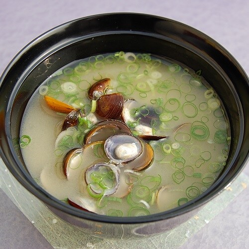 If you come to Sanin and Izumo, be sure to try some Shijimi Miso Soup for your morning meal. It's full of nutrients. (Image)