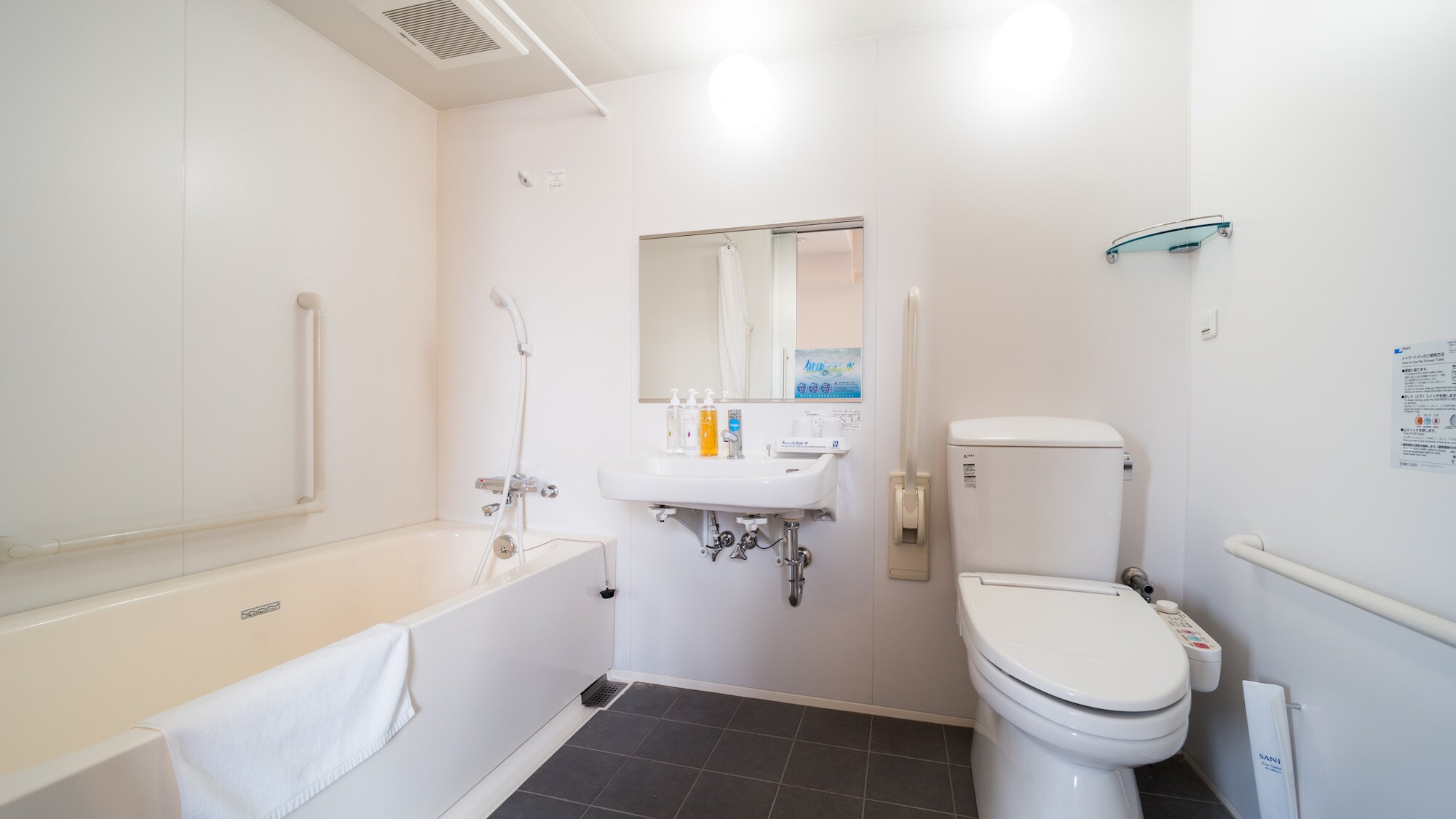 A spacious unit bath.