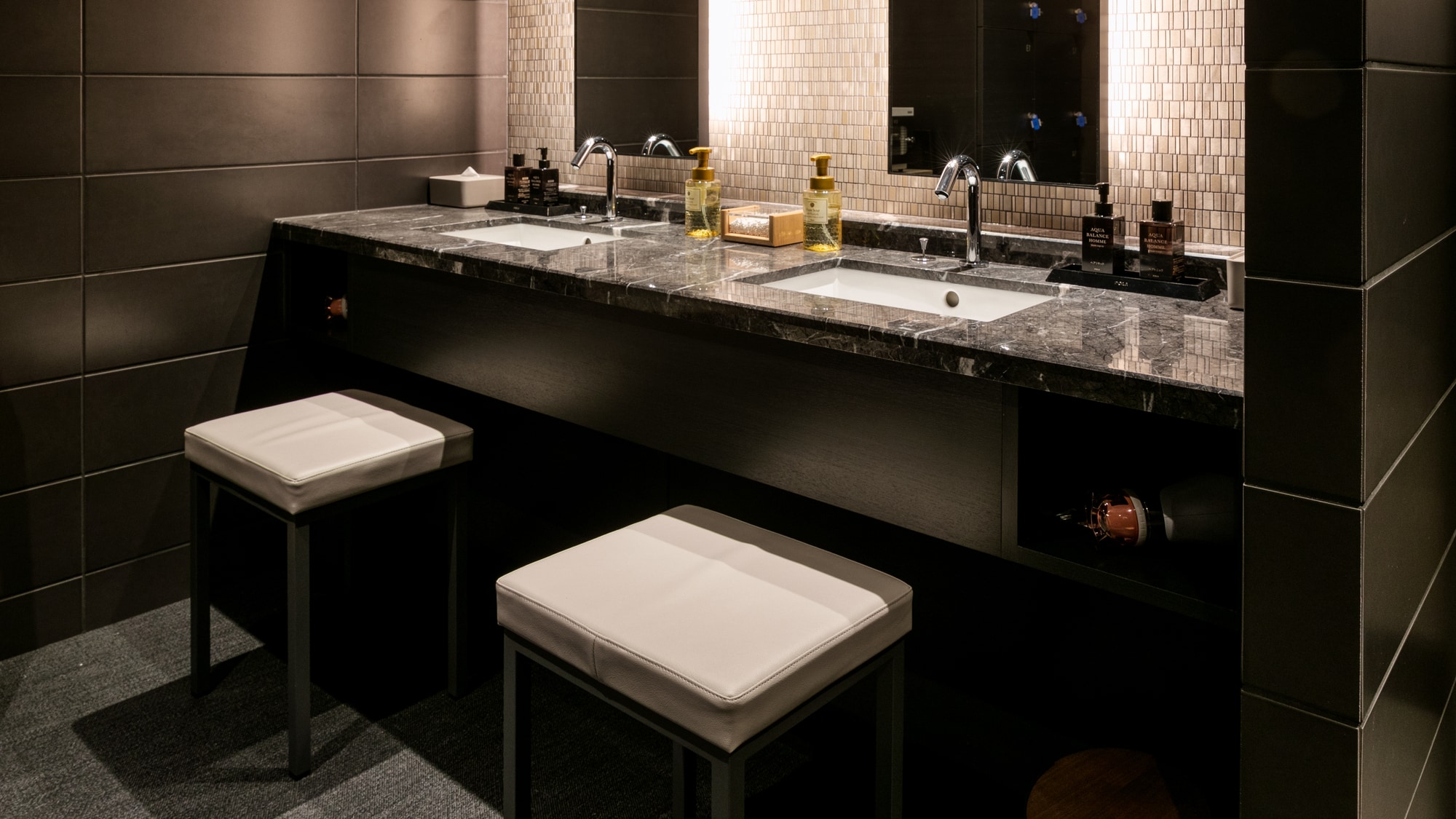 Large communal bath ｜ Washbasin