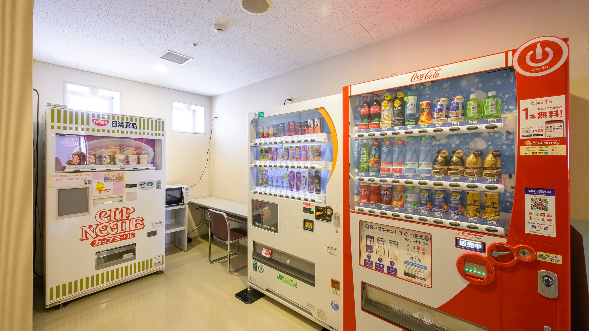 [Vending corner] There are vending machines for drinks and cup ramen.