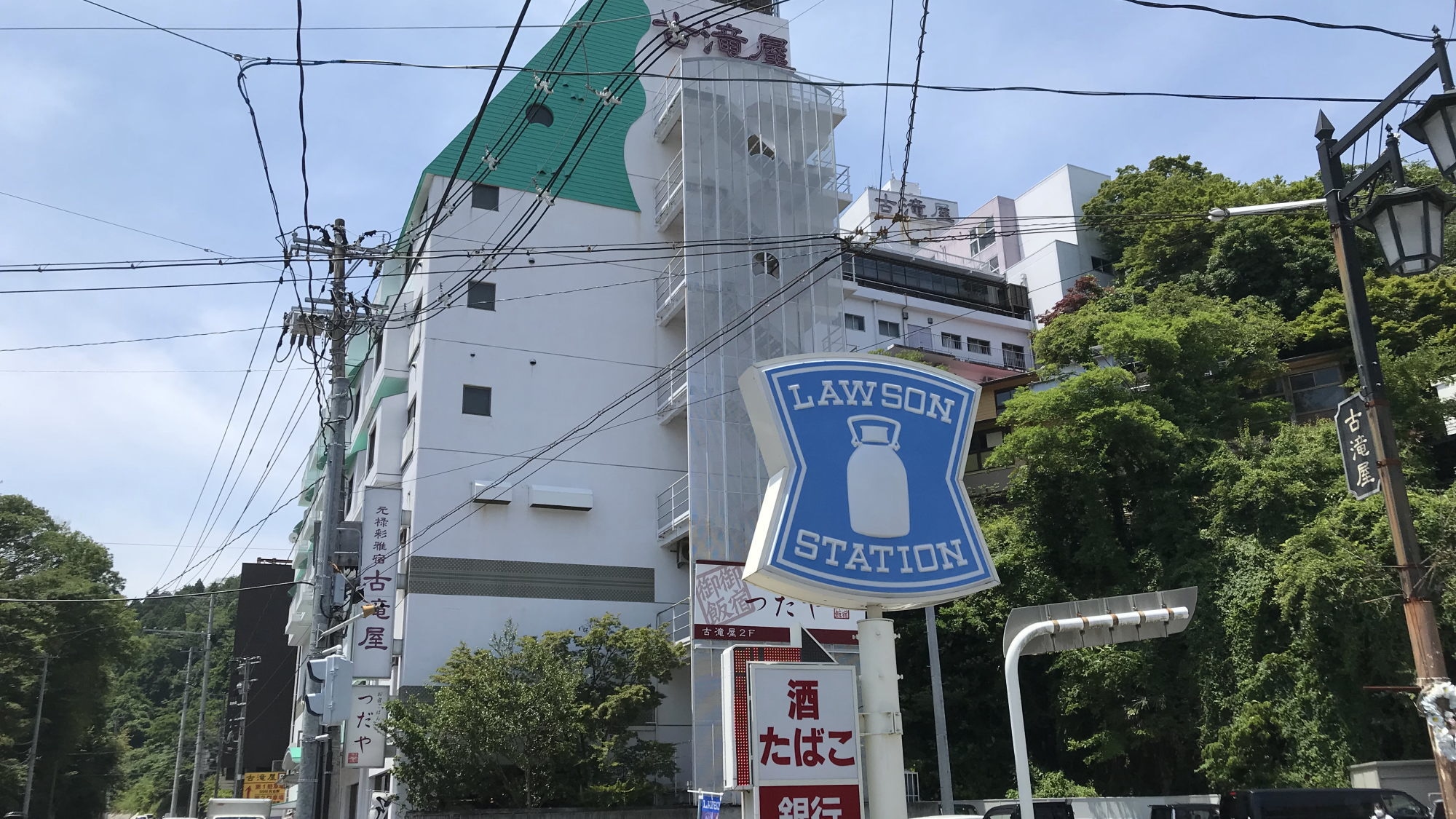 Có một cửa hàng tiện lợi Lawson bên cạnh khách sạn.