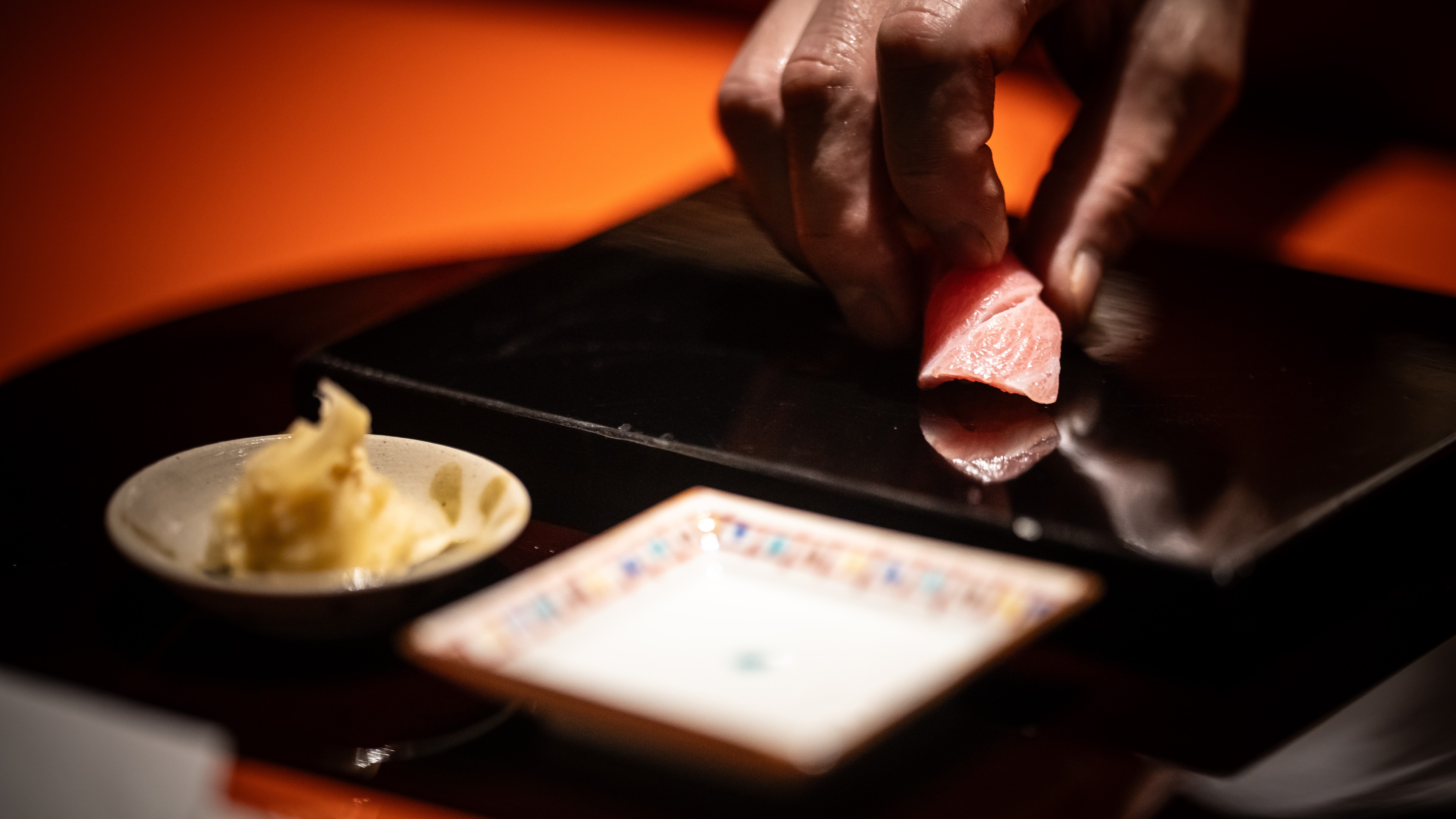 [Dinner/Sushi] Enjoy a handful of the finest sushi, painstakingly prepared.