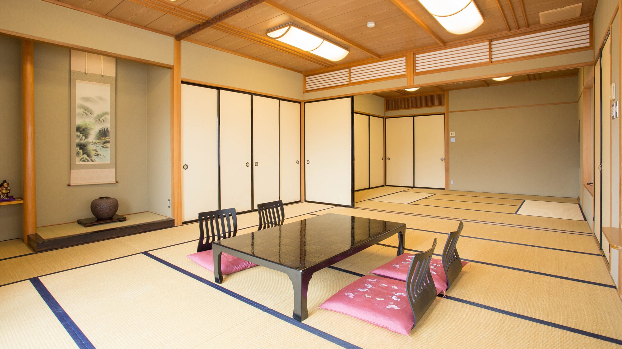 * [Two rooms, 12 tatami mats + 12 tatami mats (example)] We have a large room for group trips and reunion trips.