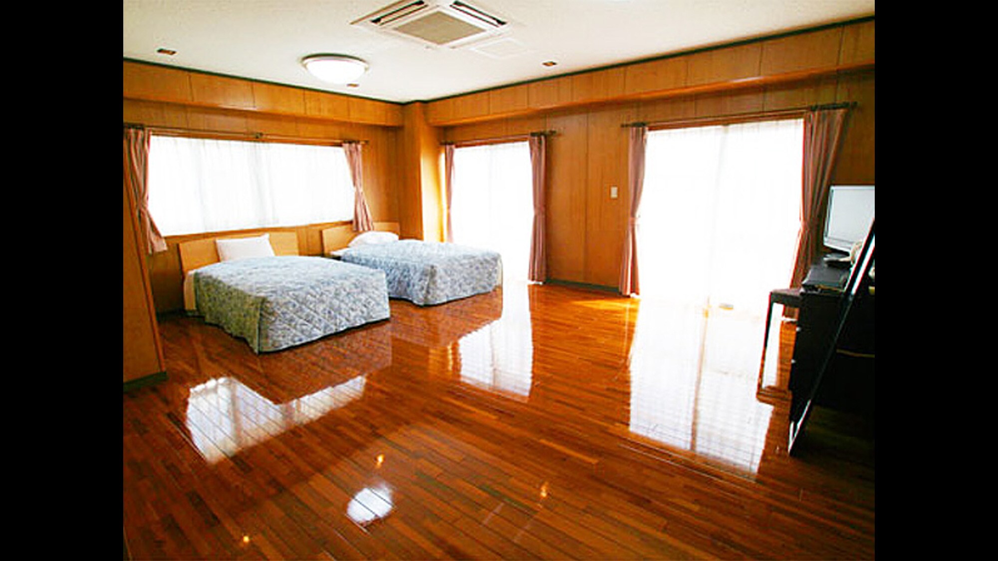 [Smoking-Spacious Twin 37 sqm] You can spend a spacious and relaxing time.