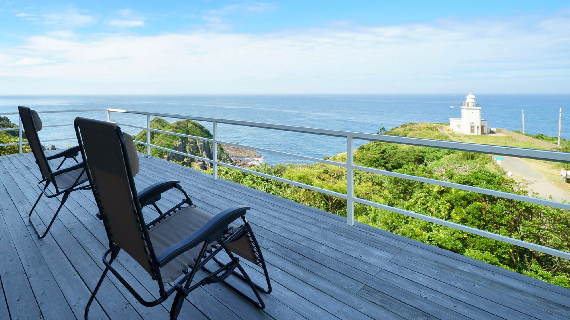 ・[ระเบียง] การนั่งบนเก้าอี้และมองดูท้องฟ้าแจ่มใสและมหาสมุทรอันกว้างใหญ่ช่วยคลายความเครียดและความเหนื่อยล้าจากชีวิตประจำวันได้