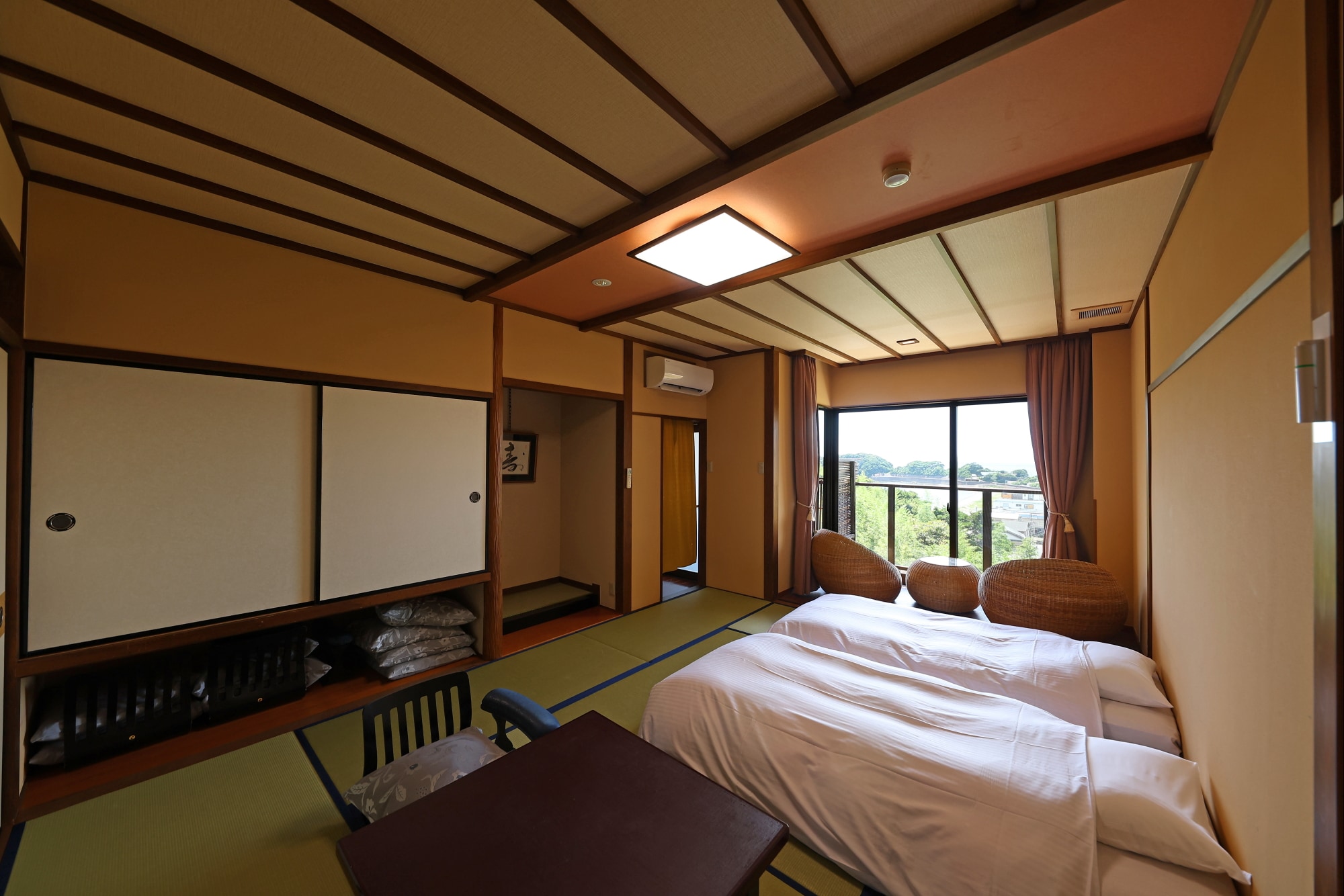 Casual guest room with open-air bath (image of 10 tatami Japanese-style room)