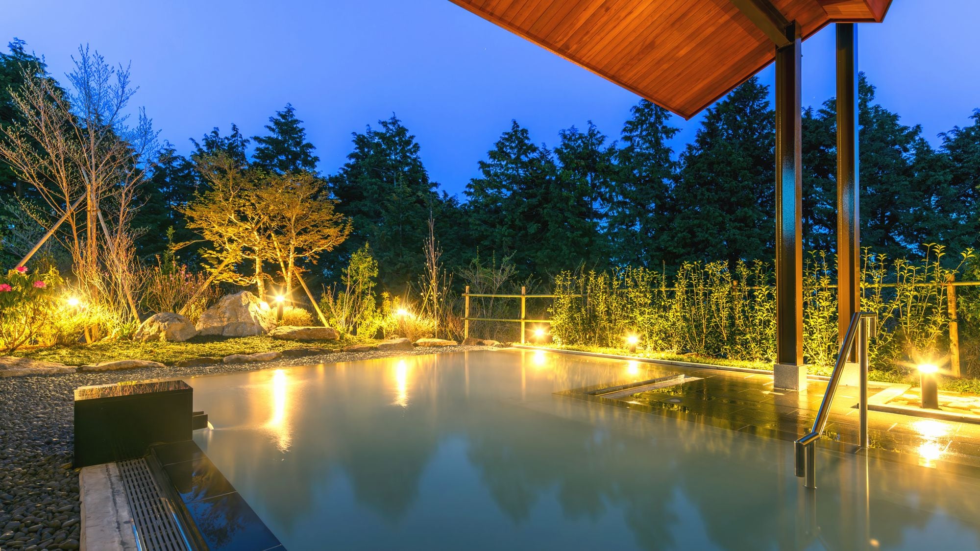 저녁 경치의 노천탕에서 마음 진정할 때를.