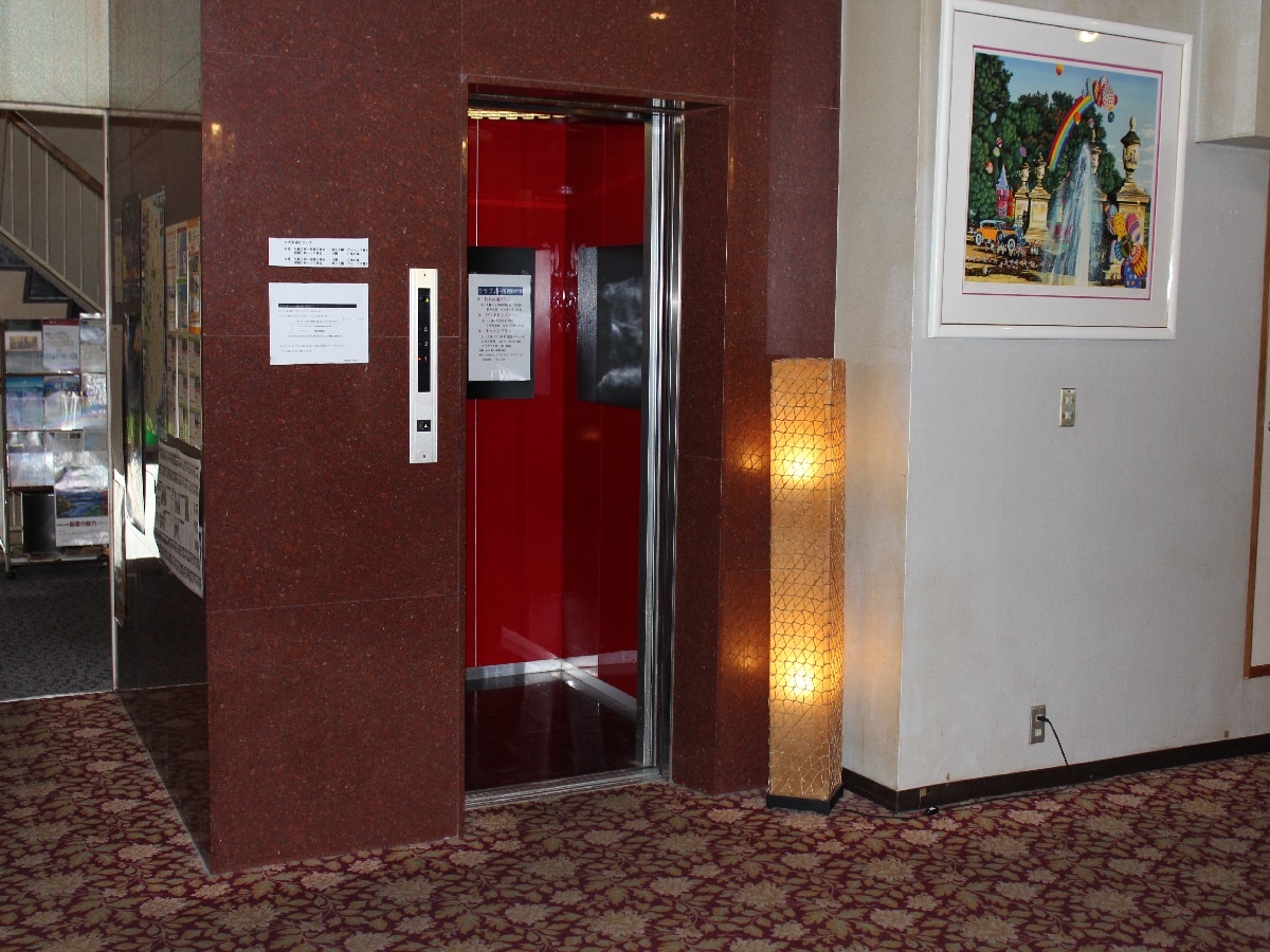 You can use this elevator to move around the main building. To get to Tenkatei, take the elevator to the second floor and then pass through the courtyard.
