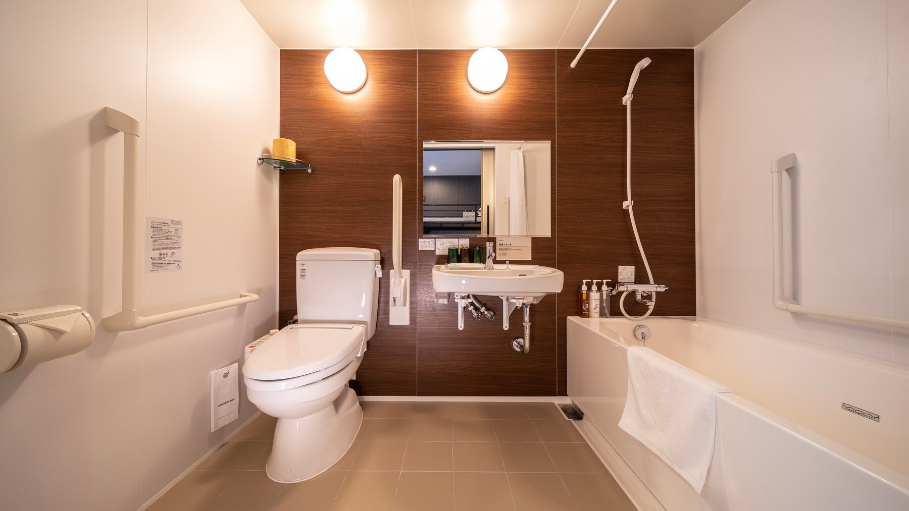 A spacious unit bath.
