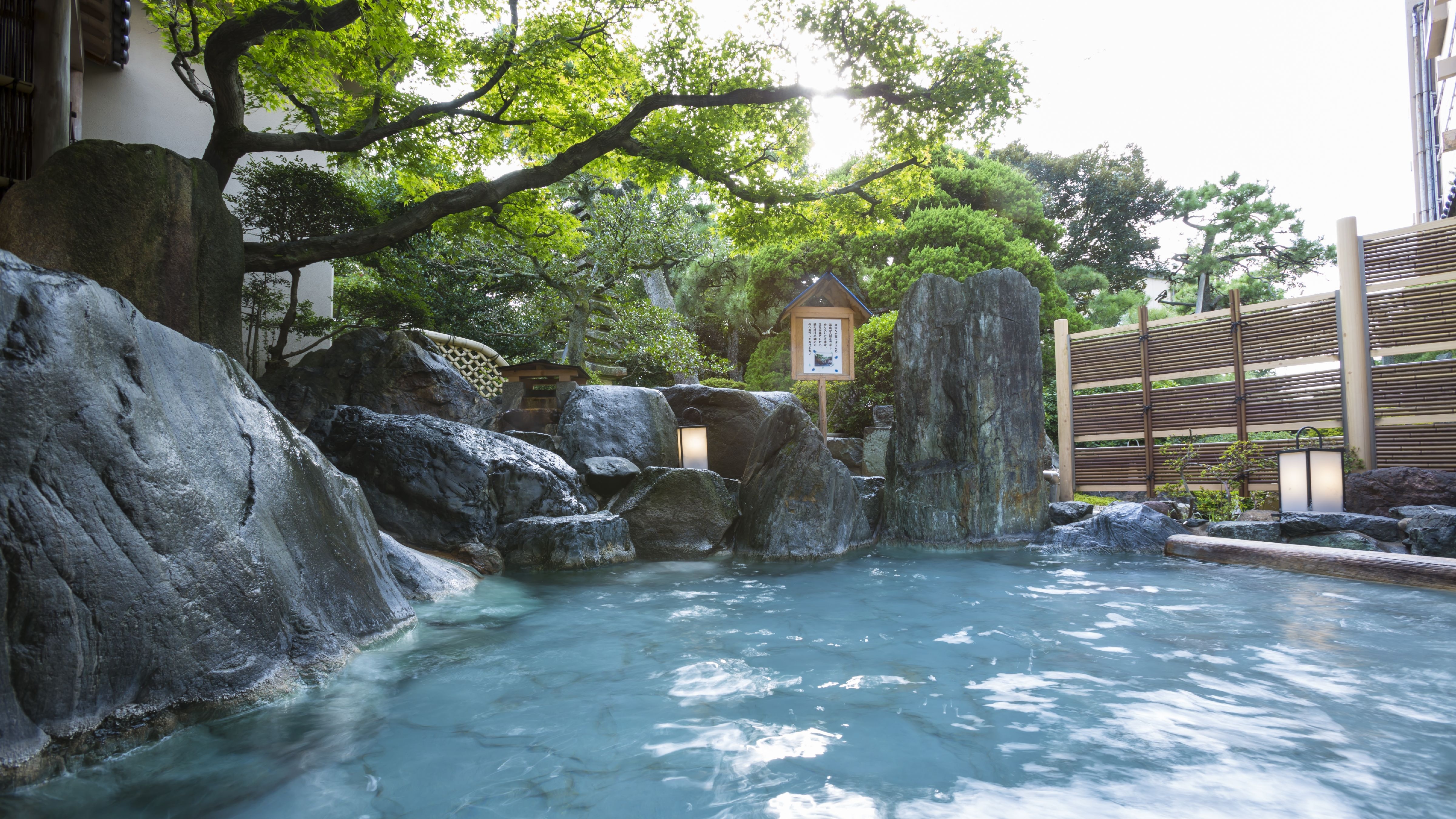 [Onsen] Open-air bath / Natural hot spring that flows directly from your own source. Please relax while feeling the nature that changes with the four seasons