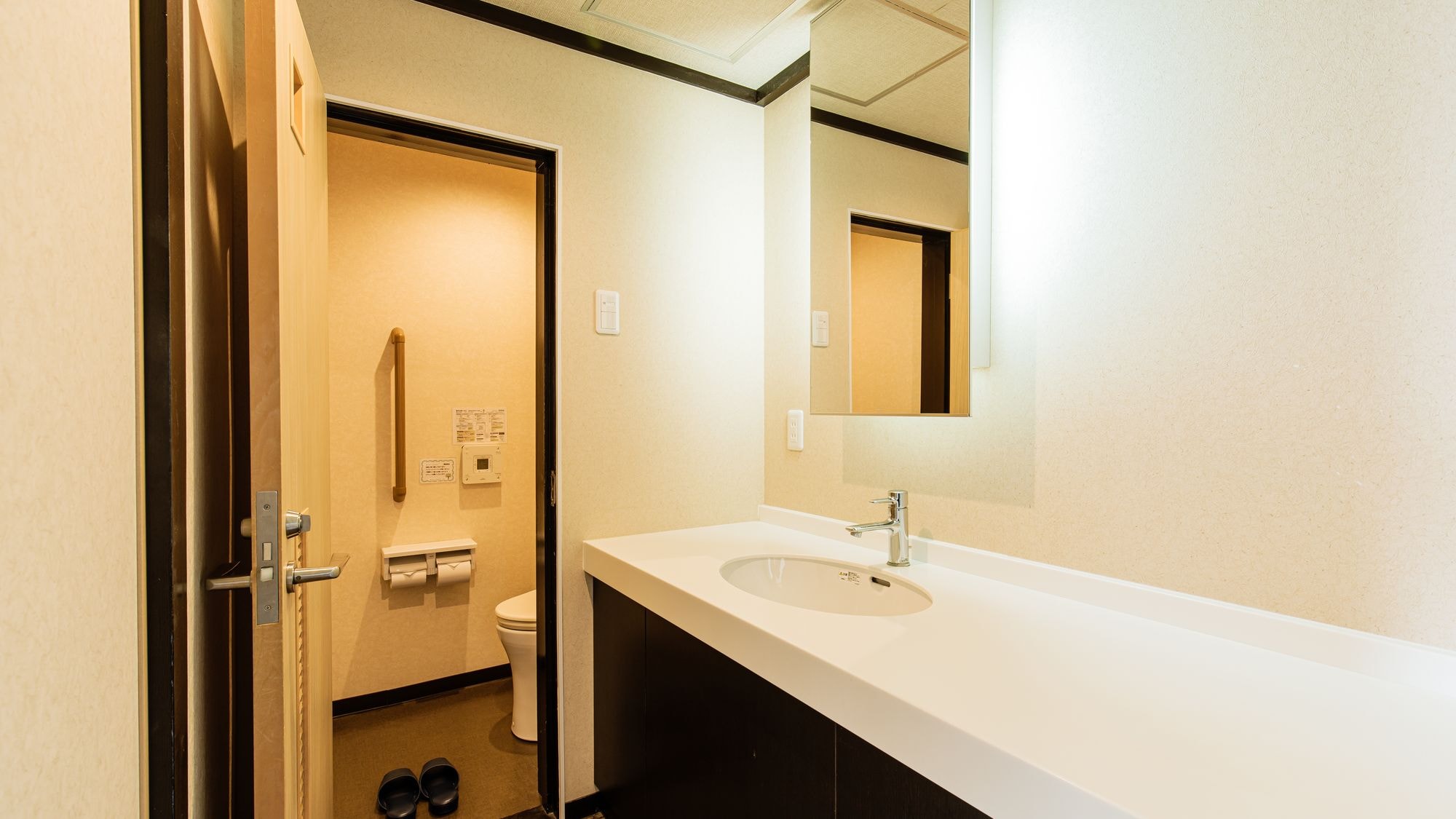 [8 tatami Japanese-style room] A Japanese-style room with a calm and tasteful atmosphere.