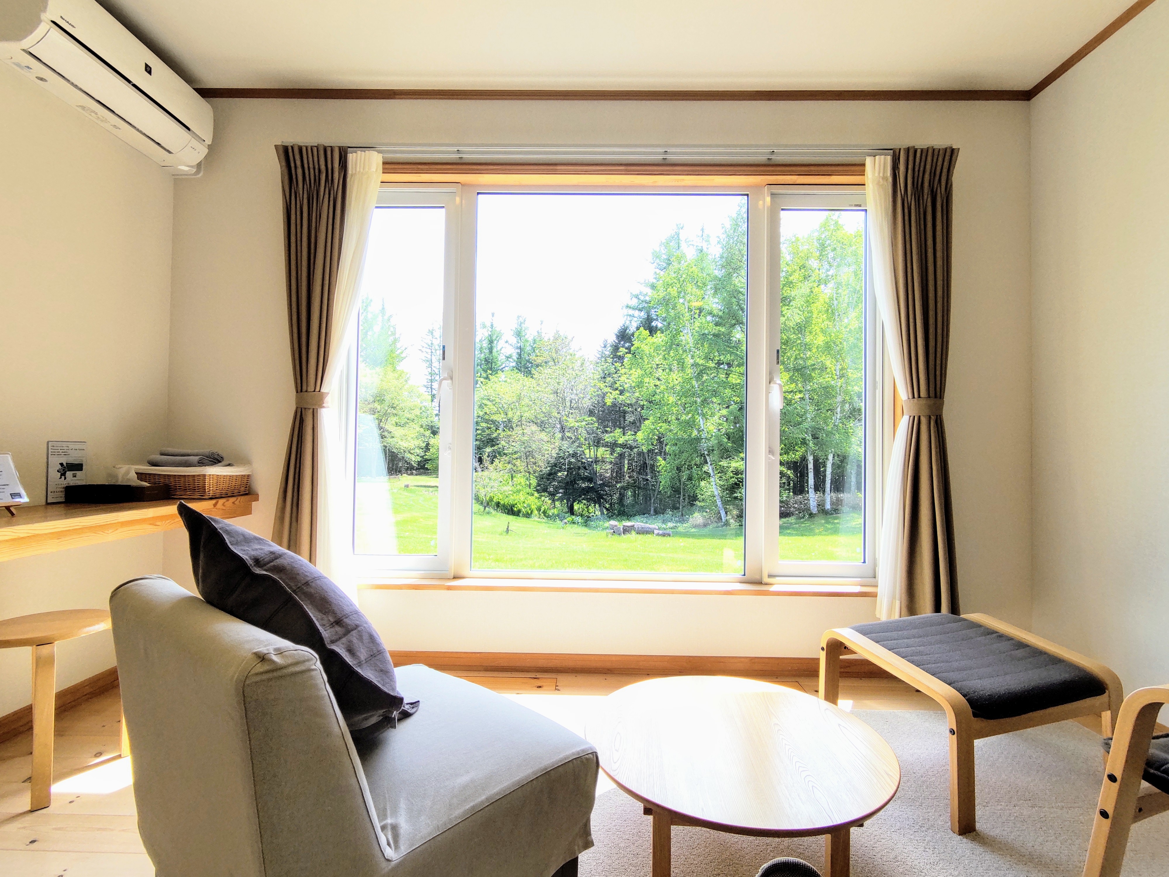 Large twin rooms. All rooms are on the first floor. A vast garden in front of you. A starry sky.