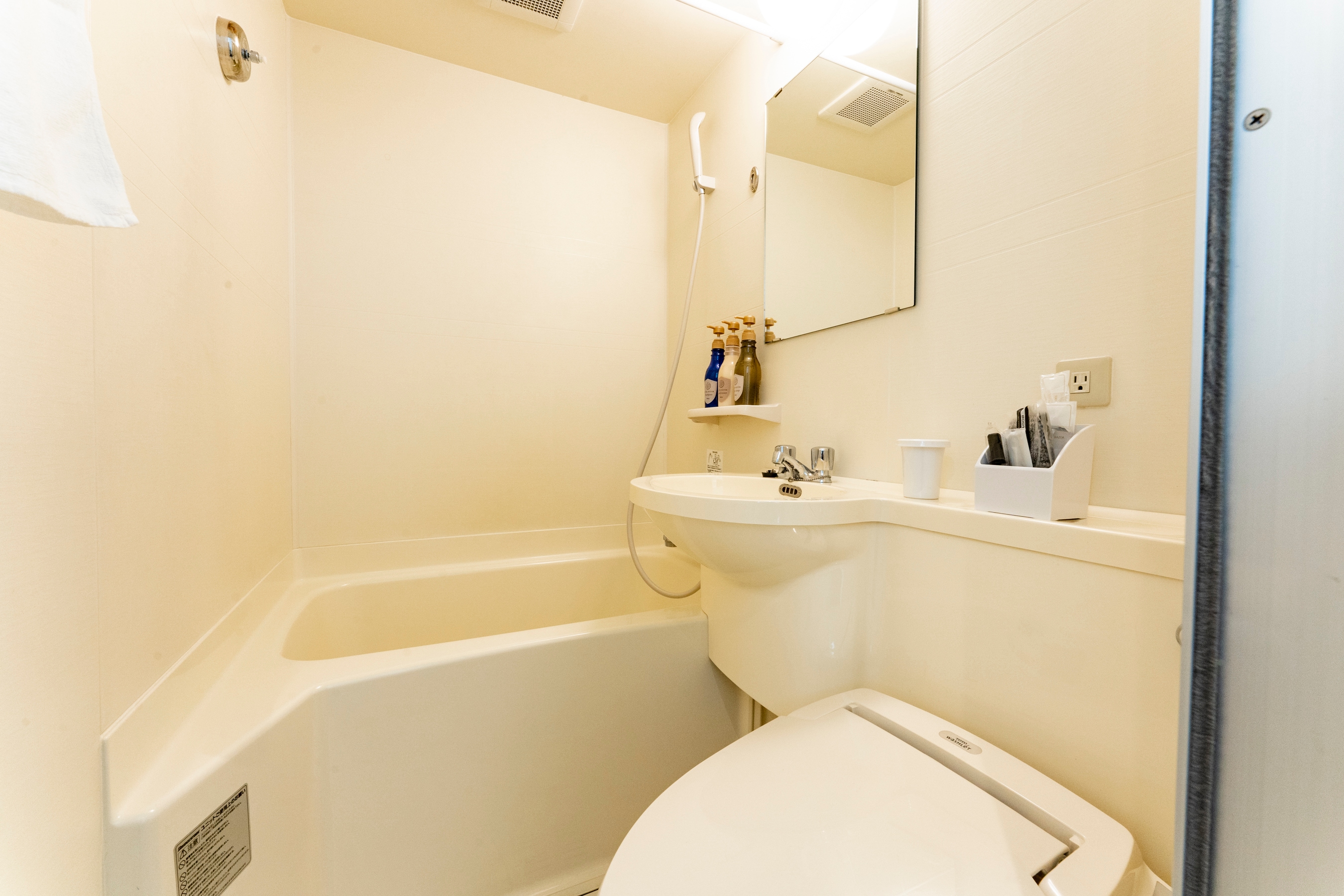 Unit kamar mandi (ruang tamu gedung utama)