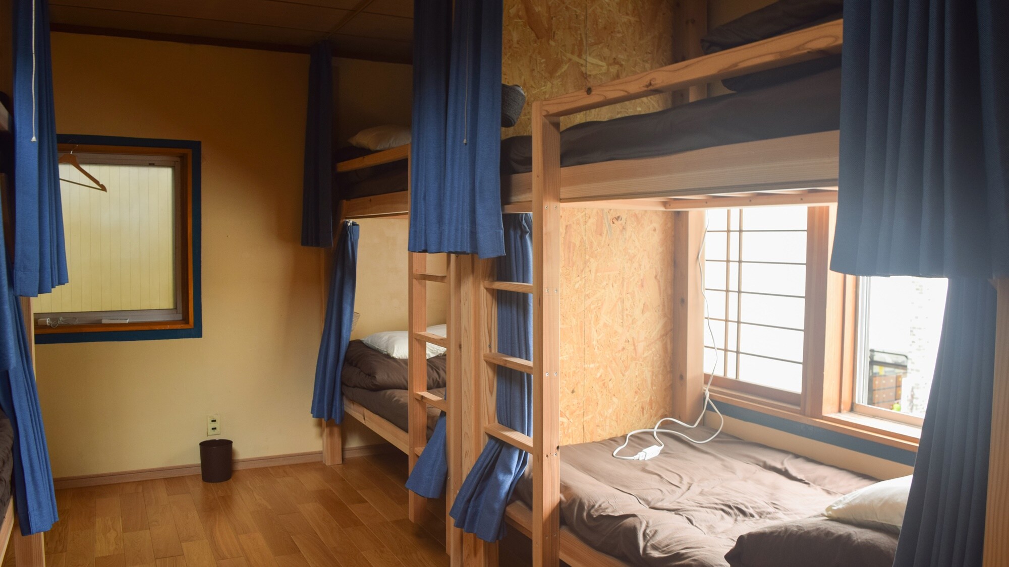 * Mixed dormitory / 10 tatami mat room with 4 bunk beds