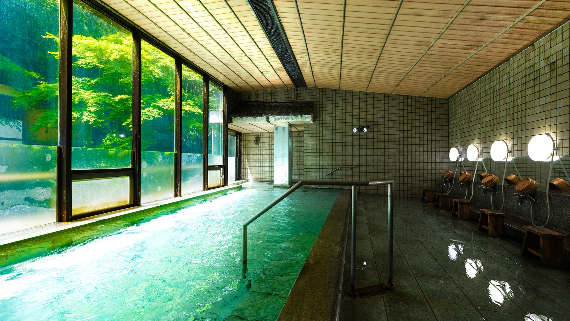 [Men's large bath - Seisen no Yu] Enjoy a relaxing time soaking in the hot springs of Yugawara in a relaxing atmosphere.