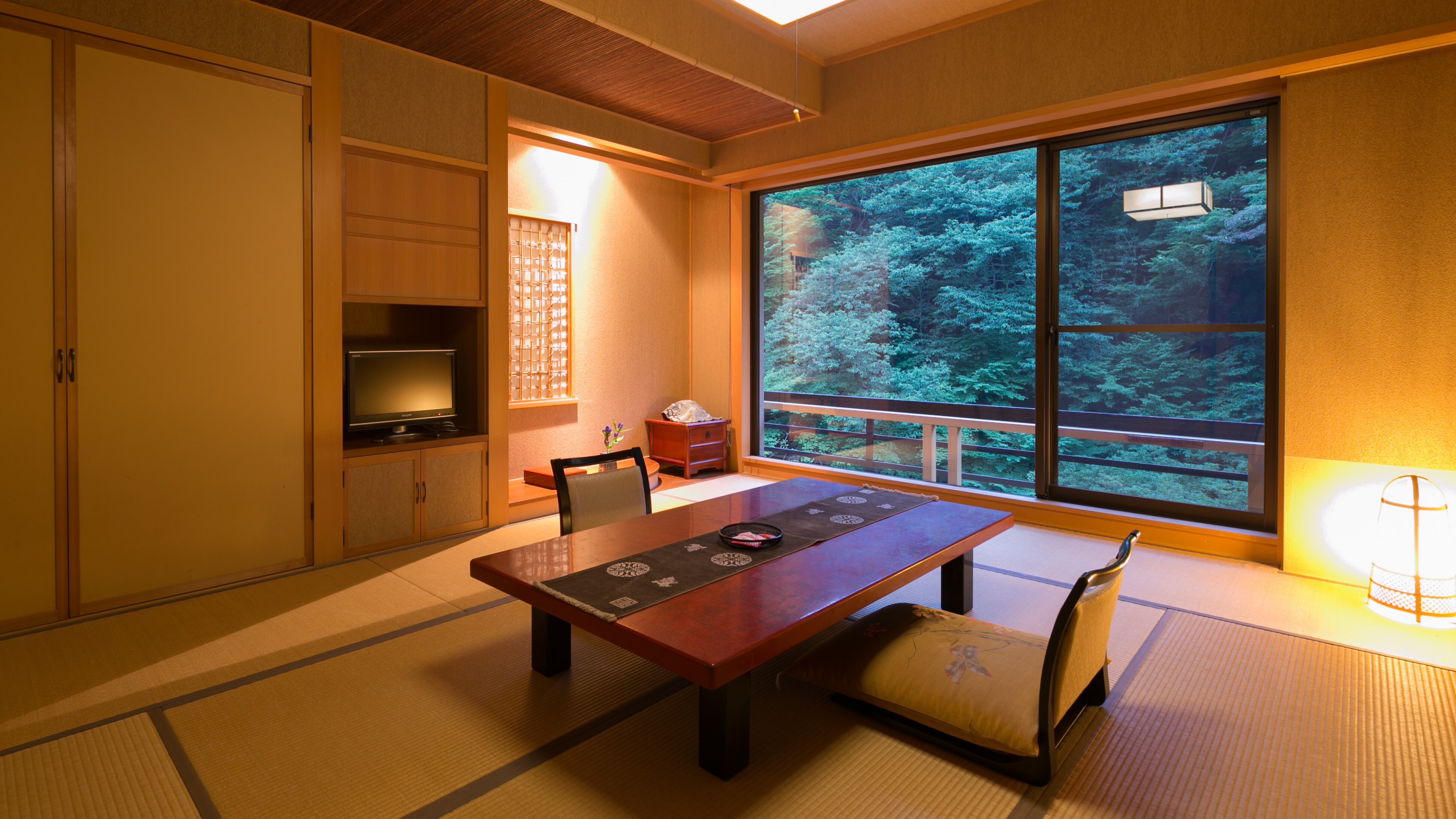 ・ A Japanese-style room with an open-air bath that flows directly from the source, which is popular for its panoramic feeling.