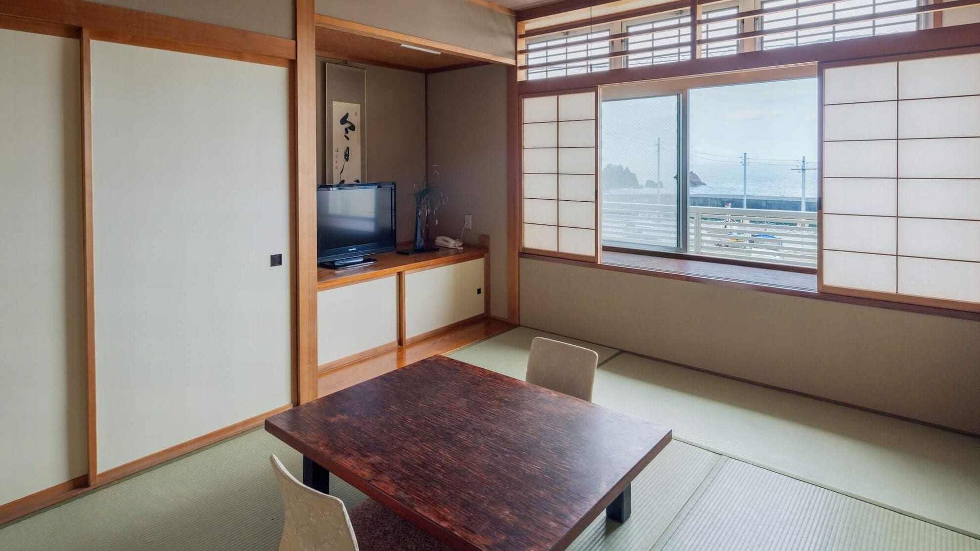 Example of an 8-tatami mat Japanese-style room with a sea view