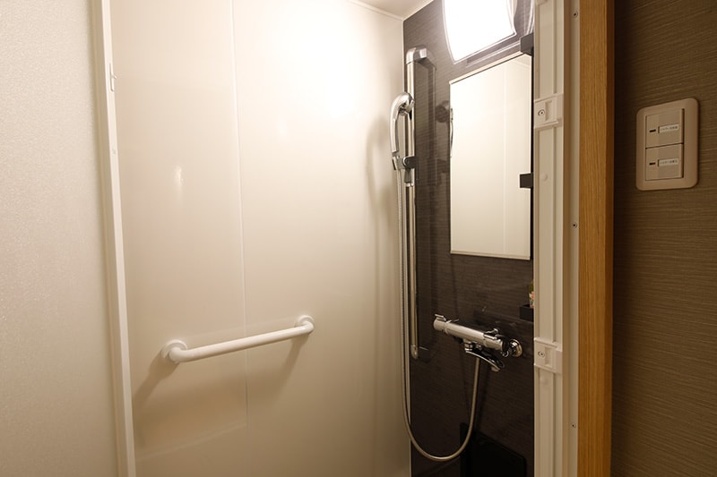 Japanese-style room (shower booth)